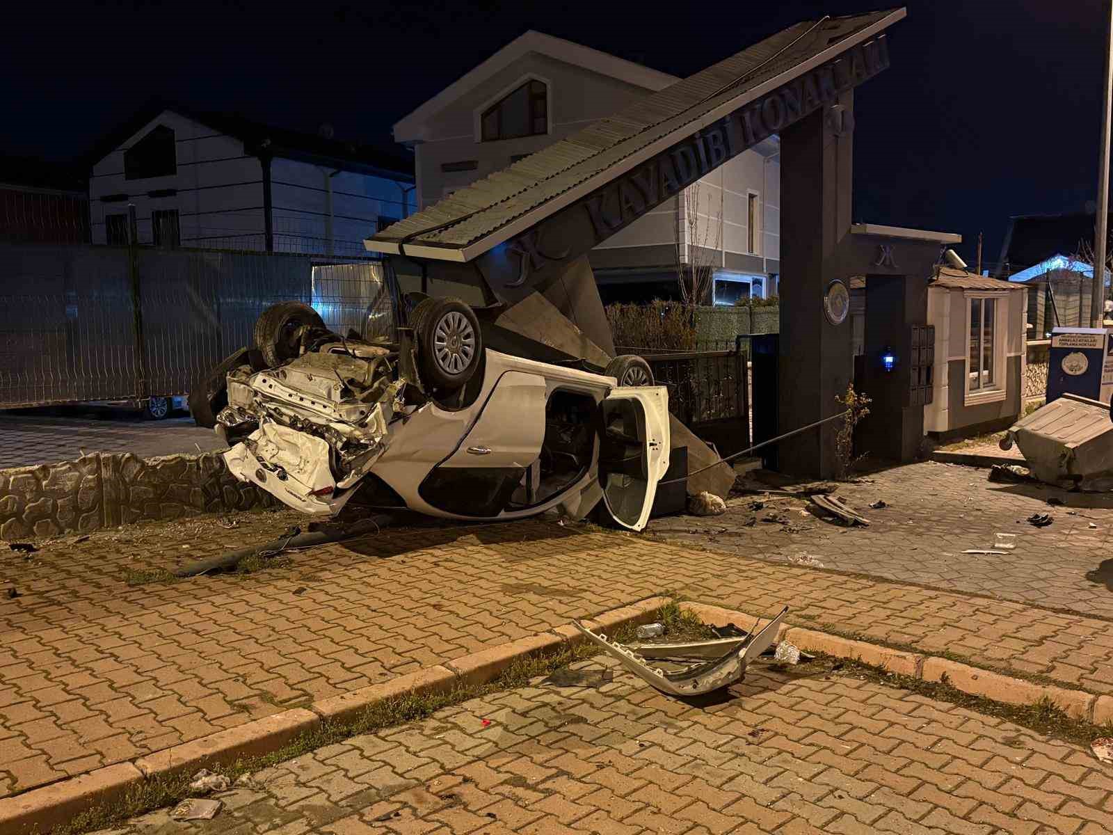 Takla atan otomobil sitenin girişini yıktı: 1 yaralı
