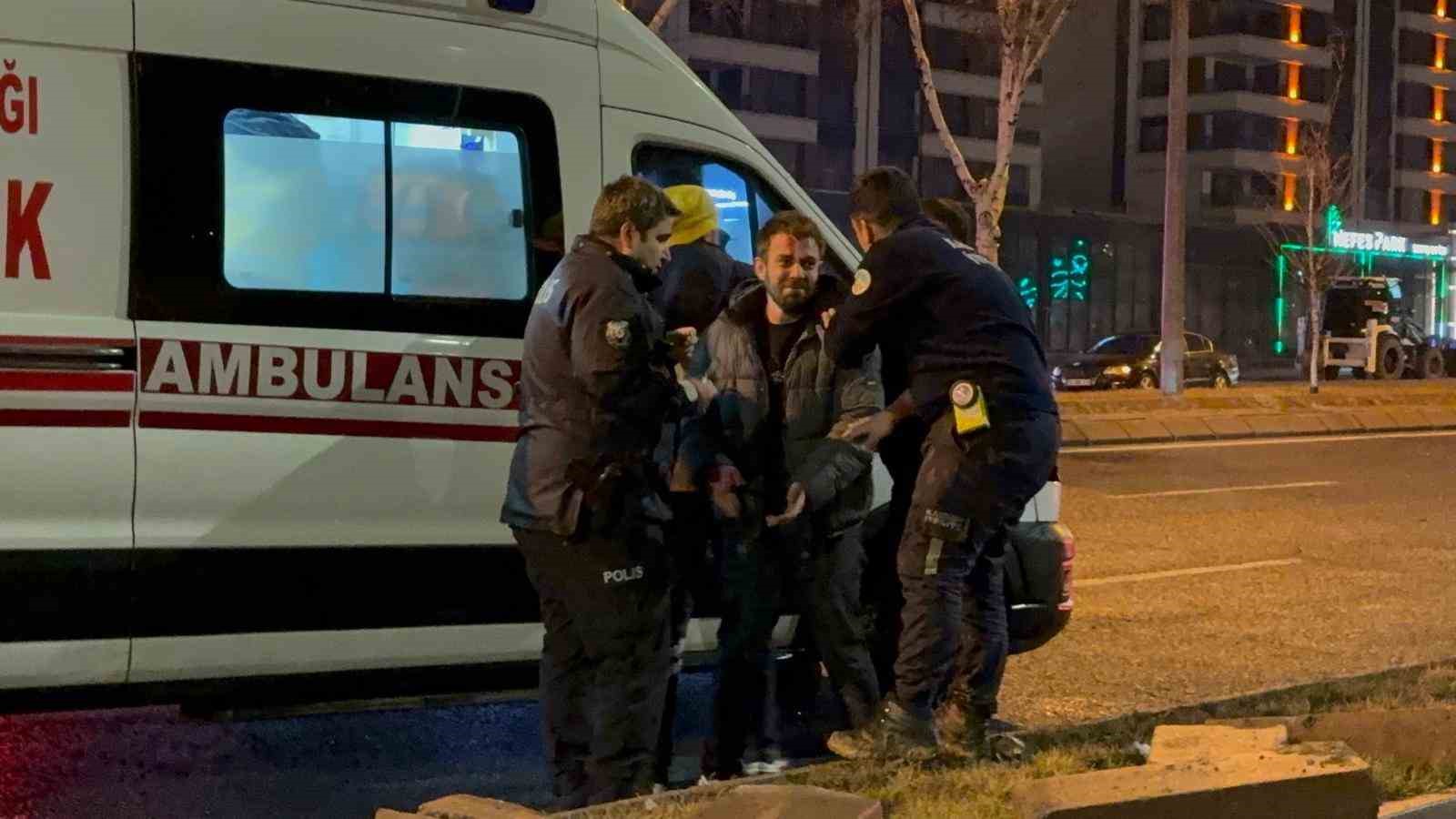 Takla atan otomobilde sıkışan arkadaşının başından ayrılmadı
