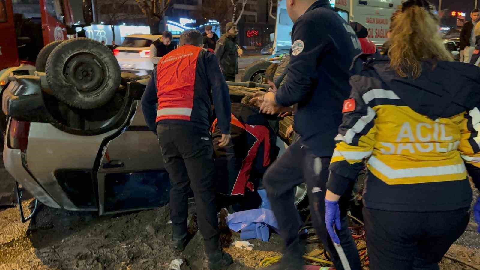 Takla atan otomobilde sıkışan arkadaşının başından ayrılmadı
