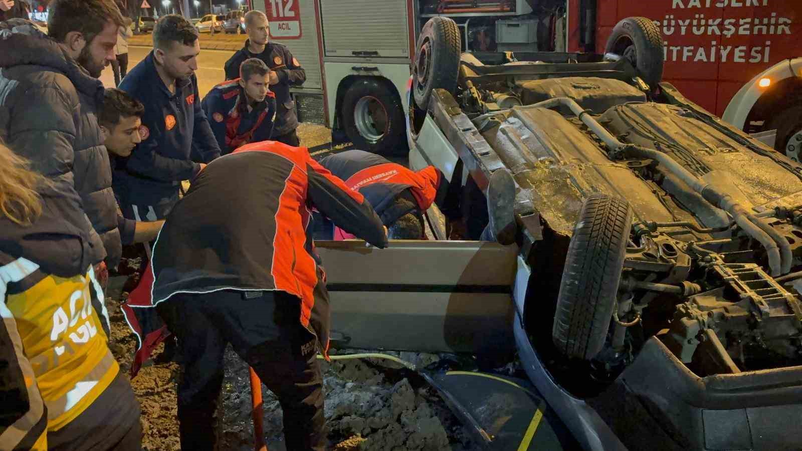 Takla atan otomobilde sıkışan arkadaşının başından ayrılmadı
