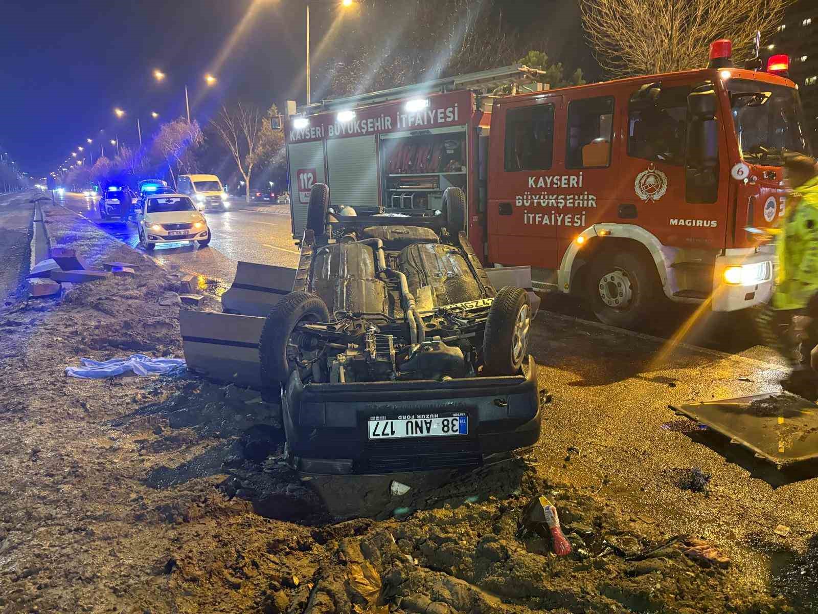 Takla atan otomobilde sıkışan arkadaşının başından ayrılmadı
