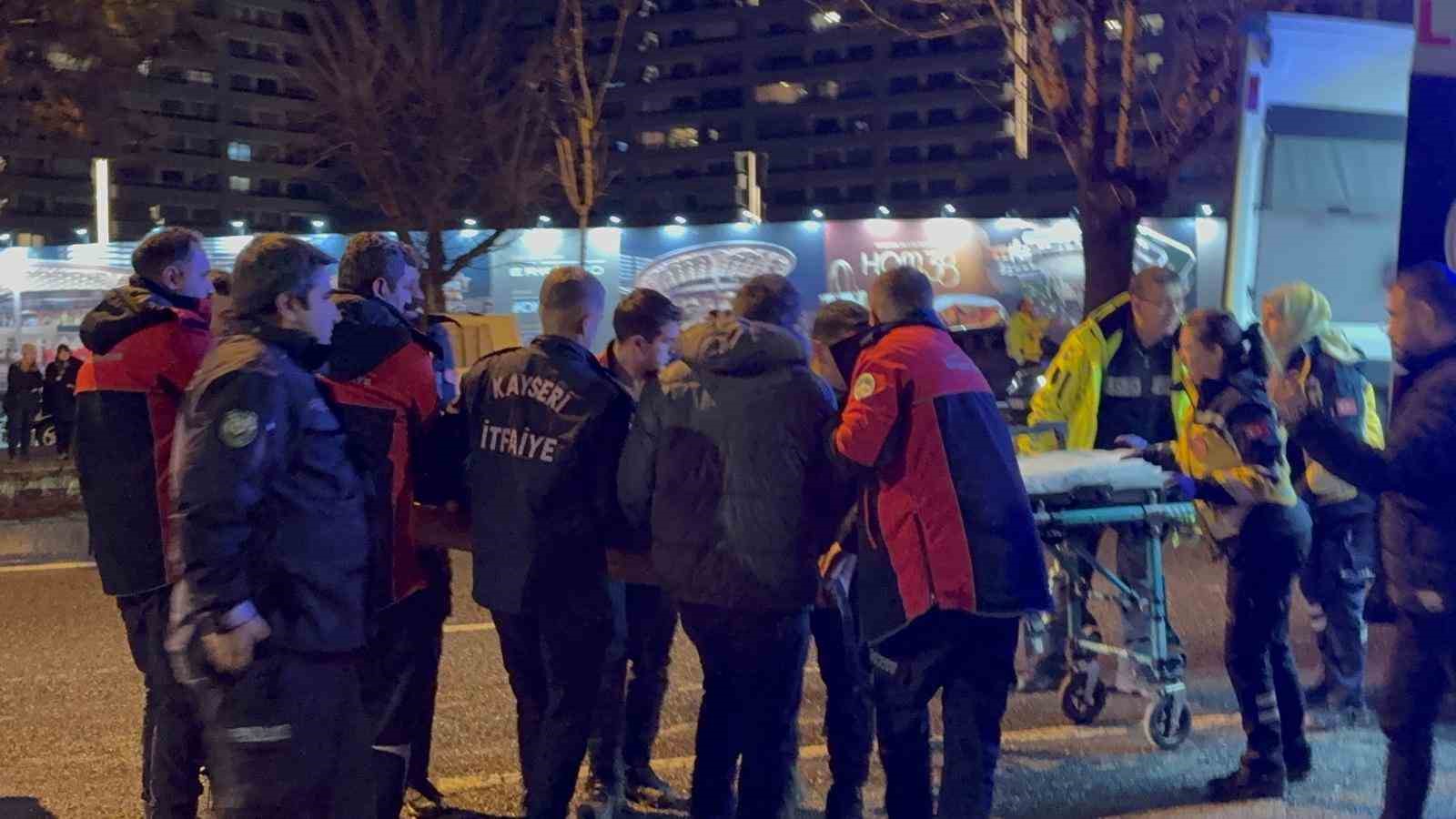 Takla atan otomobilde sıkışan arkadaşının başından ayrılmadı
