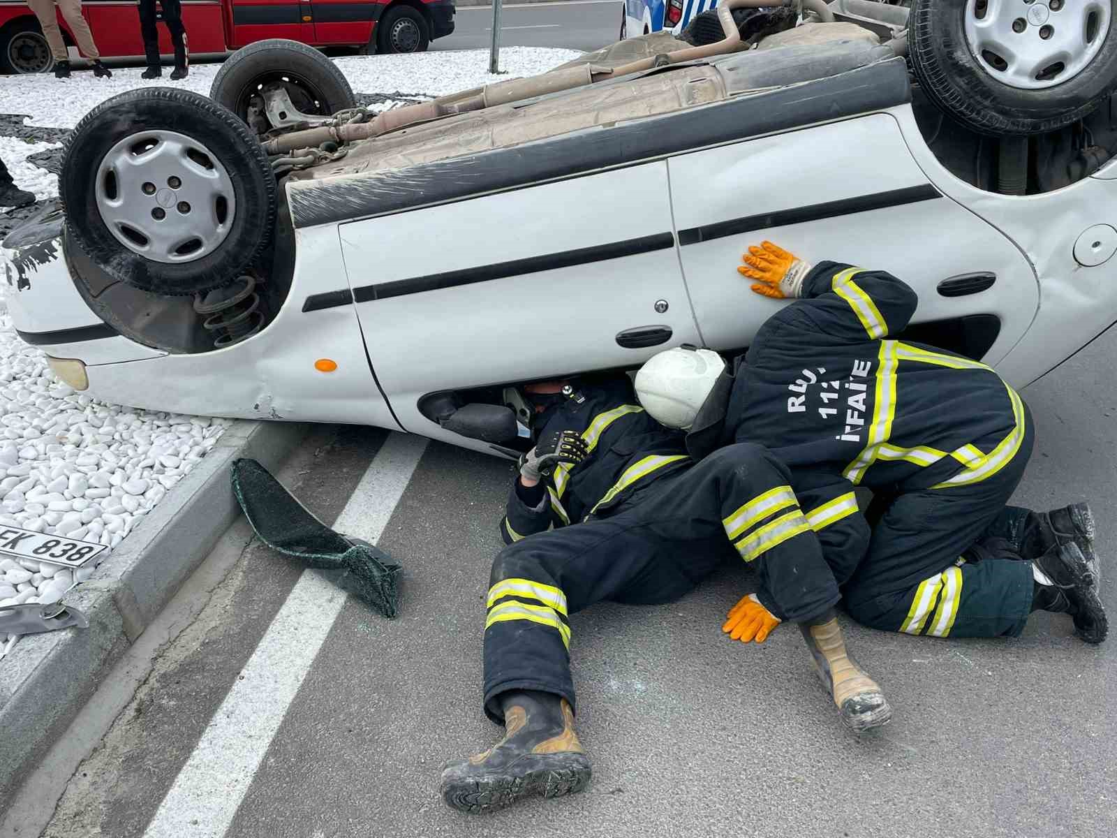 Takla atan otomobildeki 2 kişi yaralandı
