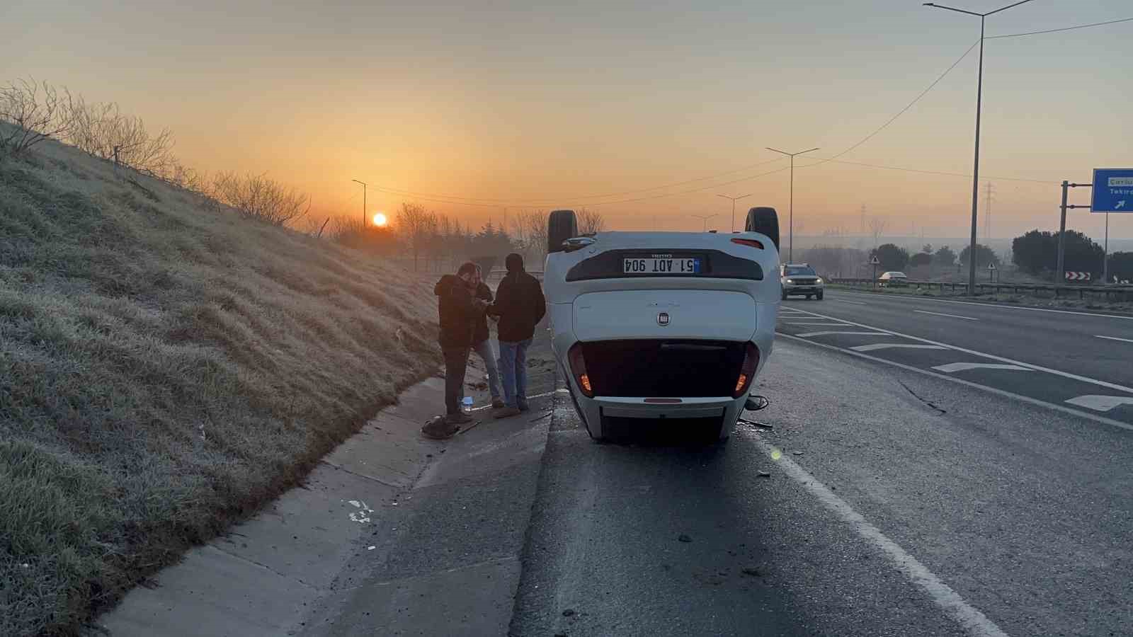 Takla atan otomobildeki 3 arkadaş emniyet kemeri sayesinde yara almadan kurtuldu
