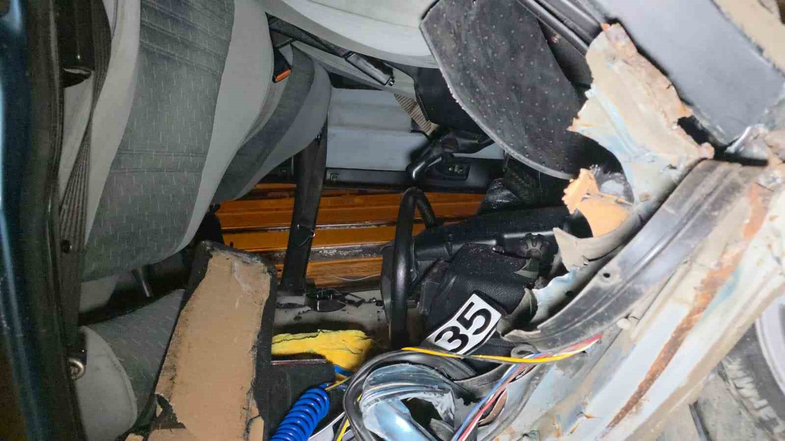 Takla atan otomobilden burunları bile kanamadan çıktılar
