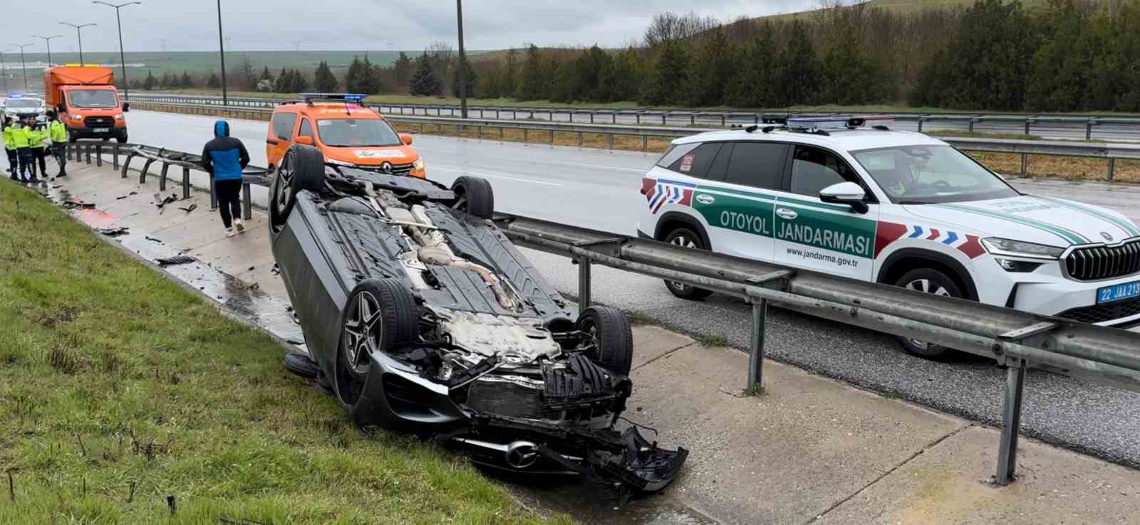 Takla atan otomobilden yara almadan kurtuldular

