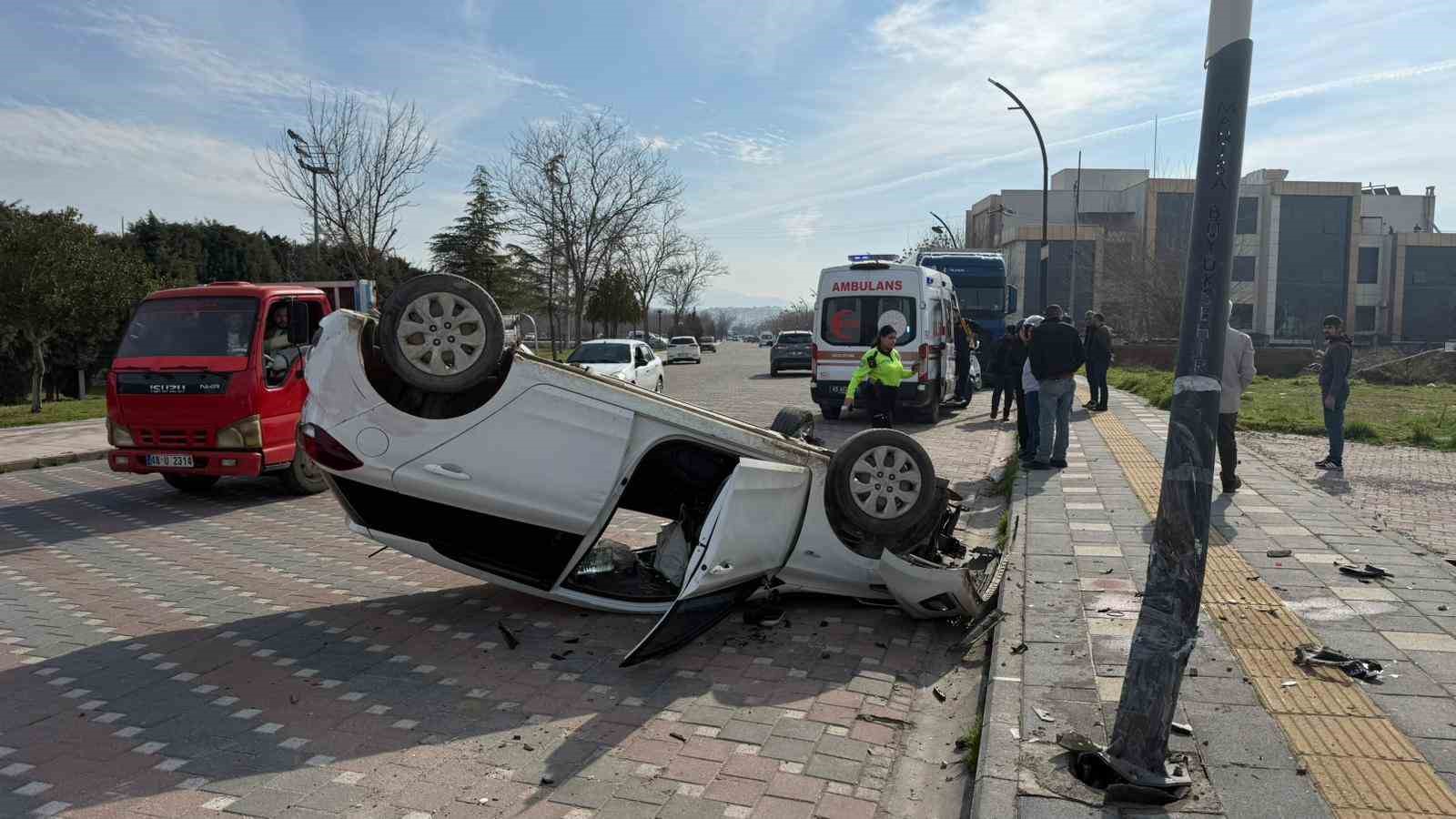 Takla atan otomobilin sürücüsü yaralandı
