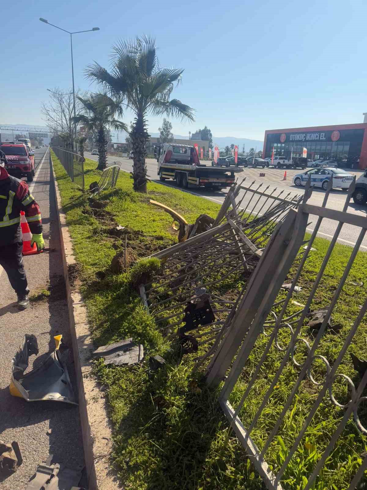 Taksi bariyerlere çarpıp takla attı: 2 yaralı
