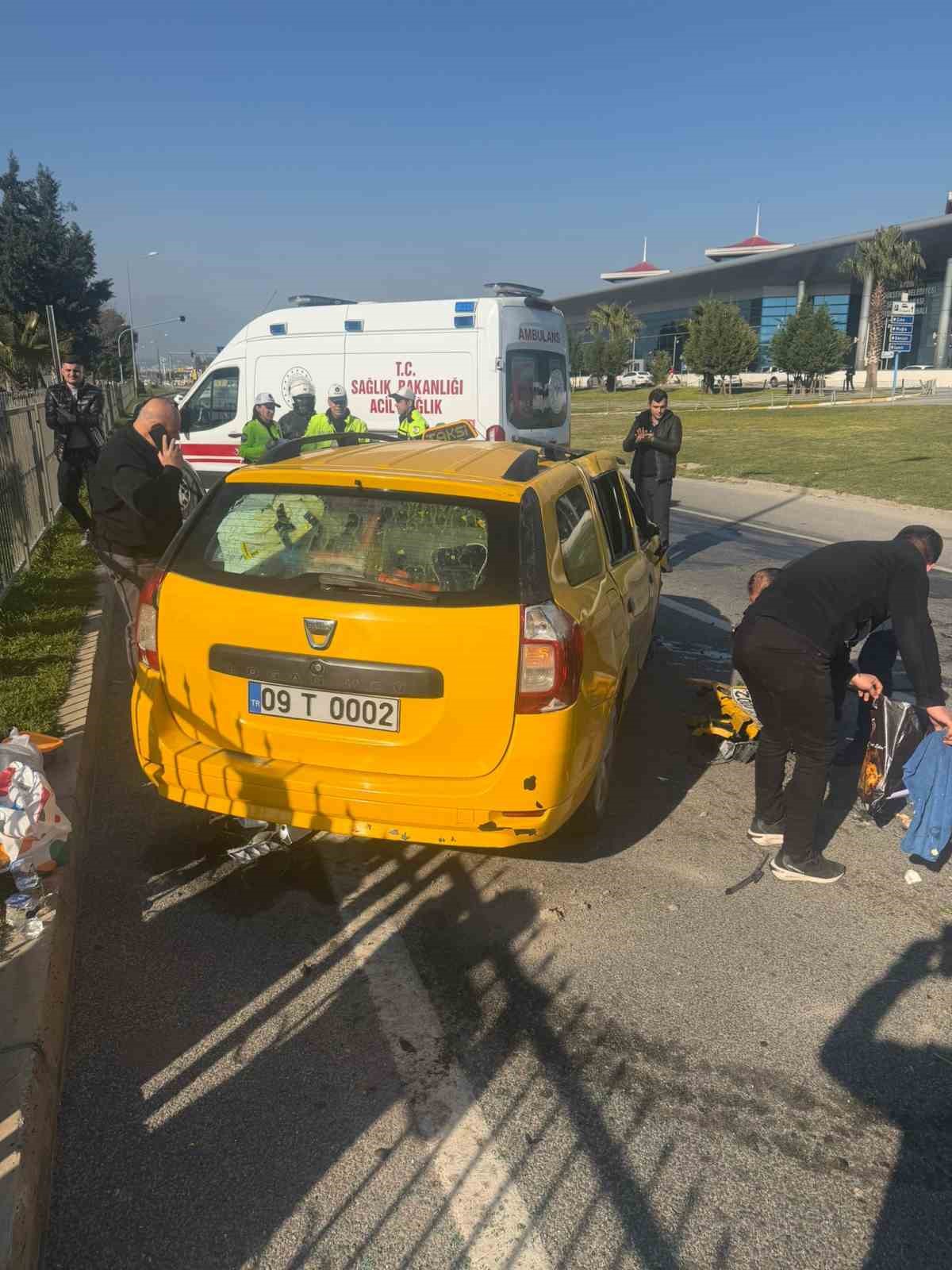 Taksi bariyerlere çarpıp takla attı: 2 yaralı
