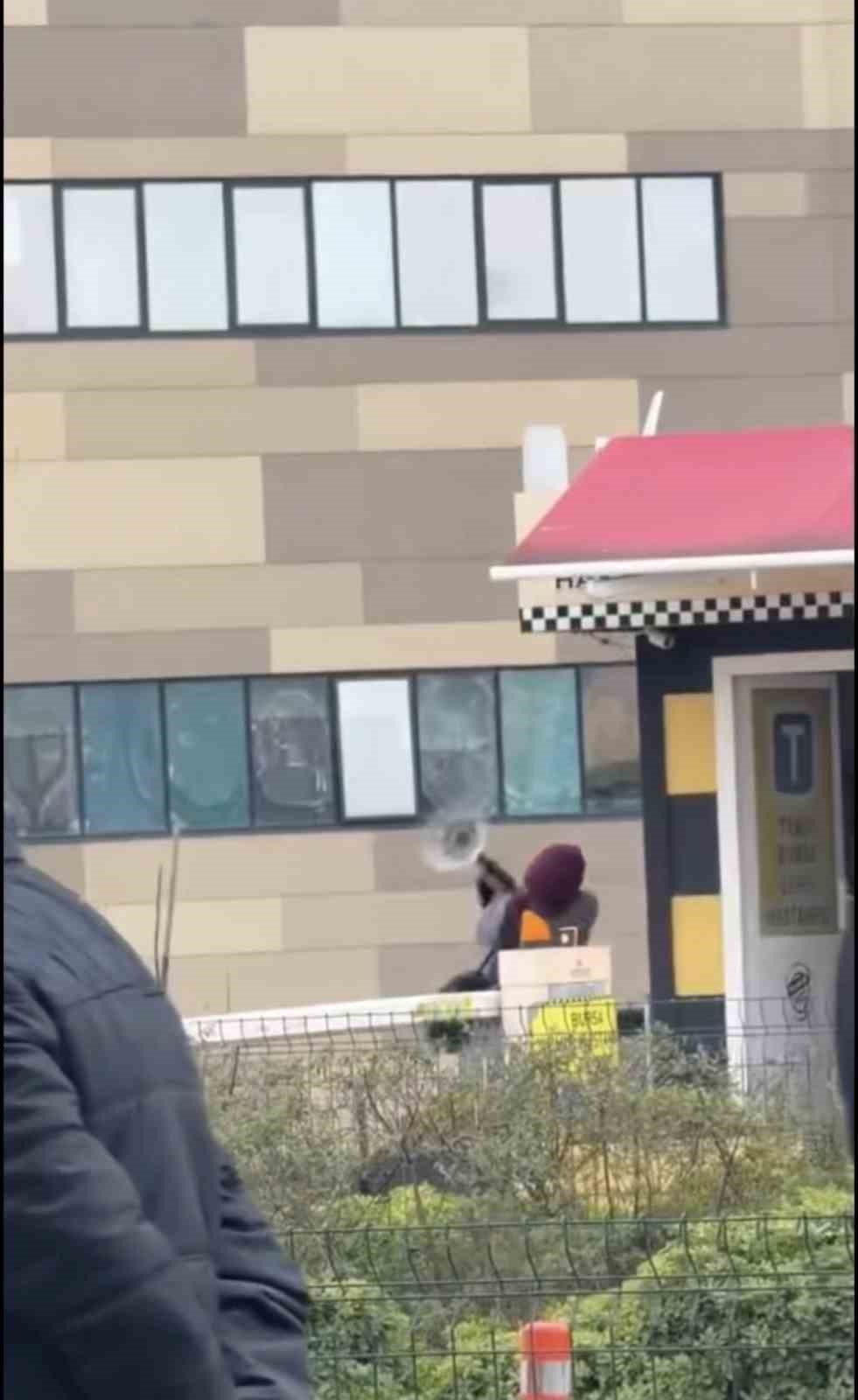 Taksi bulamayınca durağı böyle dağıttı, görenler şoka girdi
