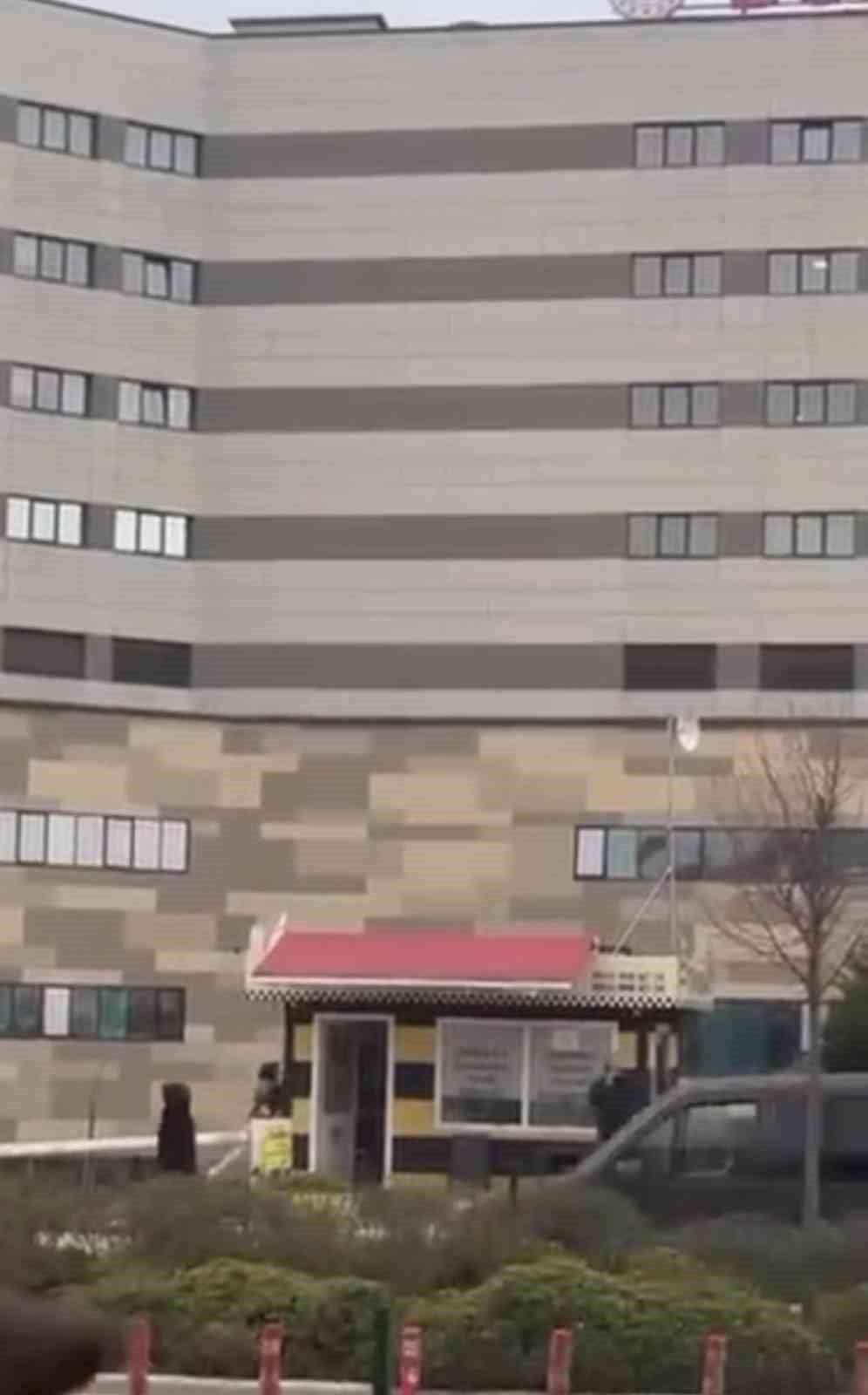 Taksi bulamayınca durağı böyle dağıttı, görenler şoka girdi
