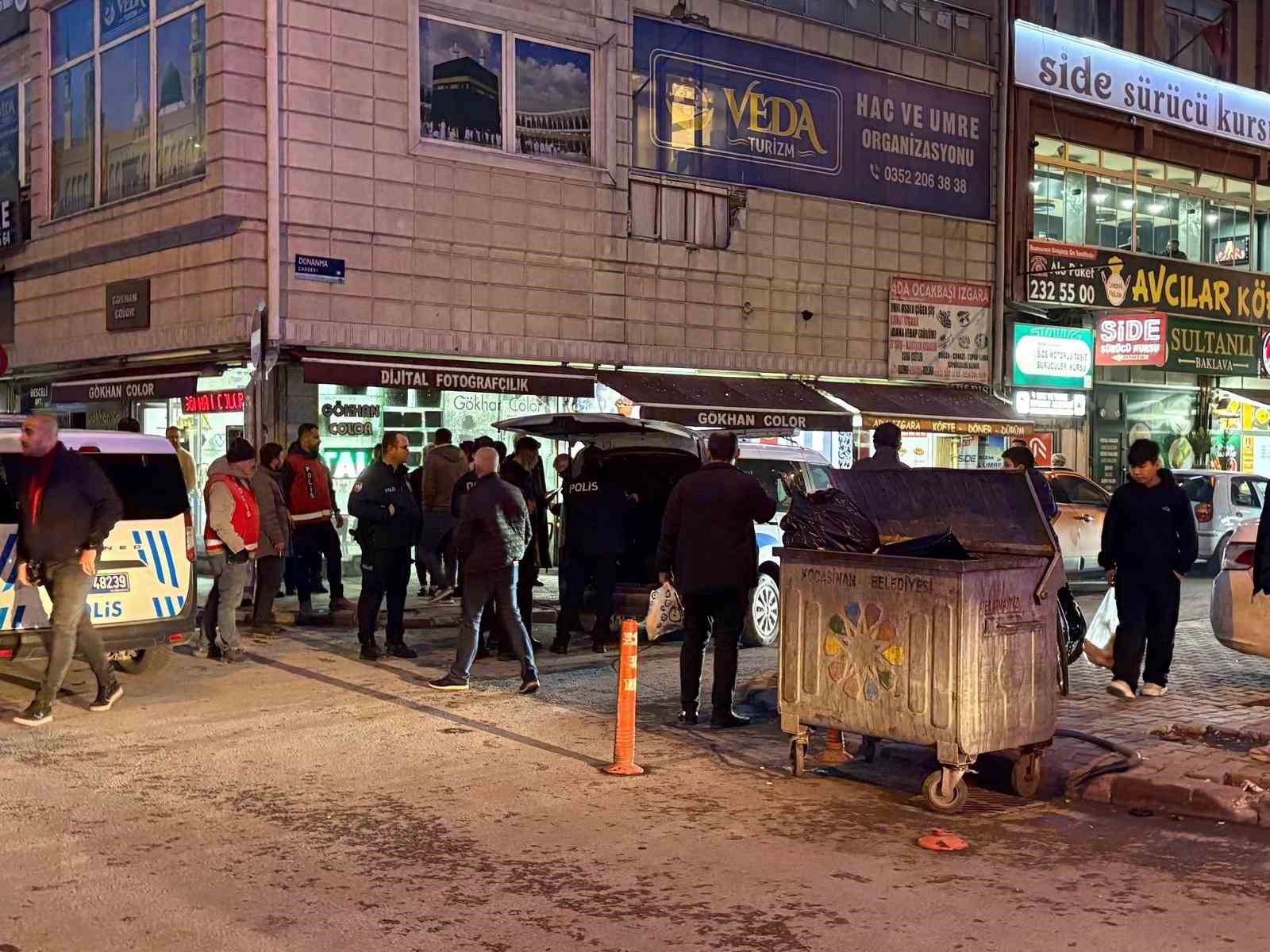 Taksi durağında bıçaklı kavga: 1 yaralı
