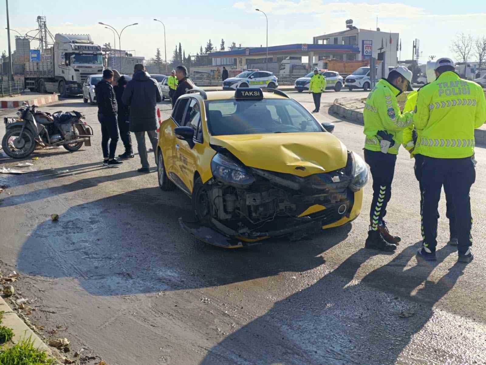 Taksi ile sepetli motosiklet çarpıştı: 2 yaralı
