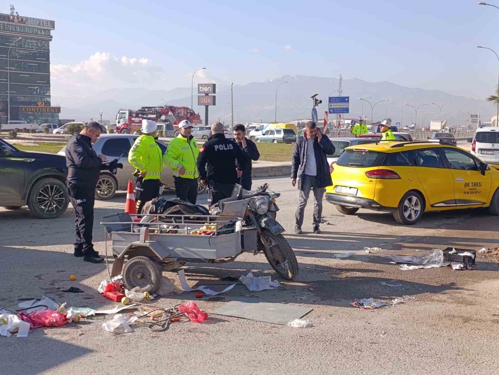 Taksi ile sepetli motosiklet çarpıştı: 2 yaralı
