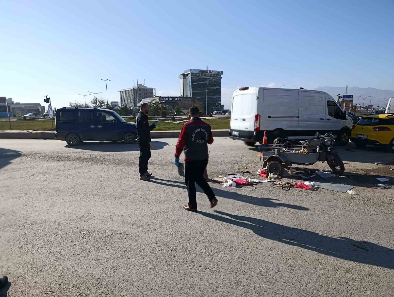 Taksi ile sepetli motosiklet çarpıştı: 2 yaralı
