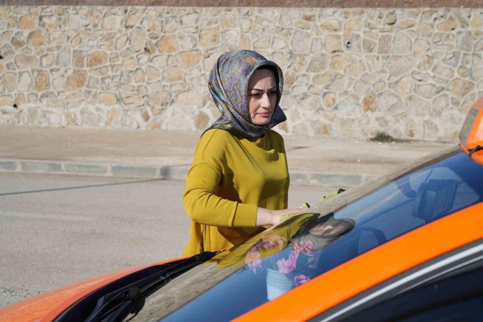 "Taksici abla" kadın yolcular için direksiyon başında
