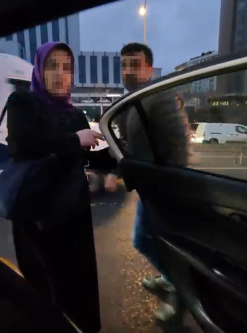 Taksici trafiği yoğun buldu, aldığı yolcuyu tekrar indirdi
