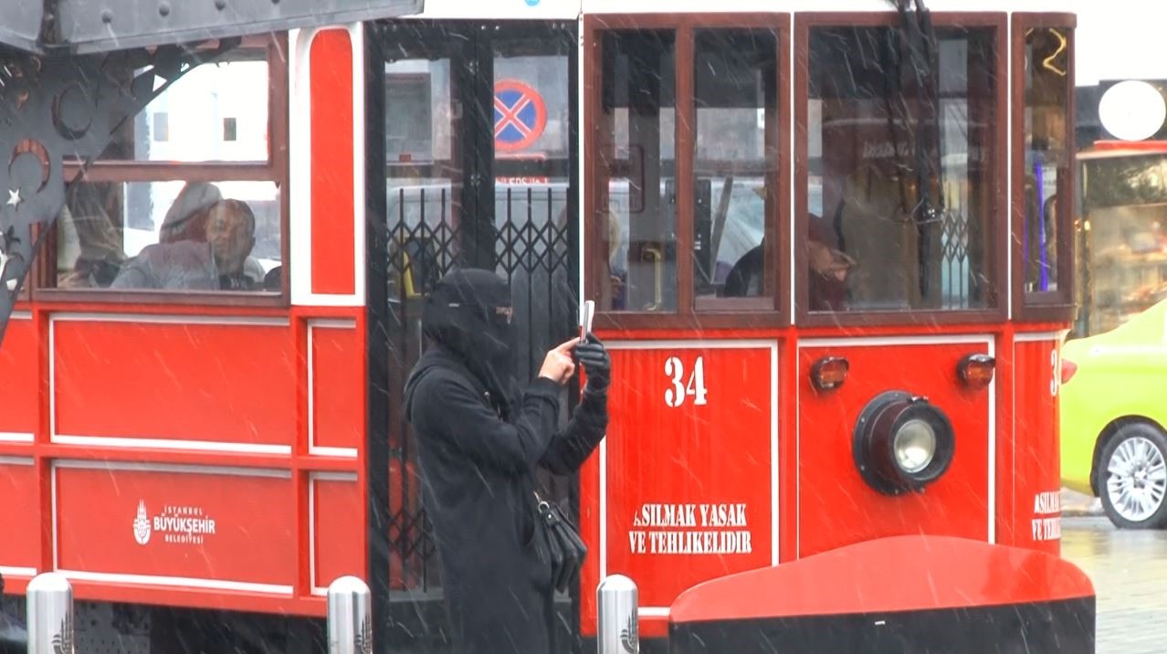 Taksim’de kar yağışı aralıklarla etkisini gösteriyor
