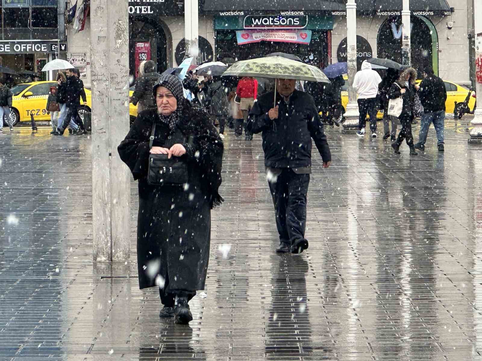 Taksim’de kar yağışı etkili oldu
