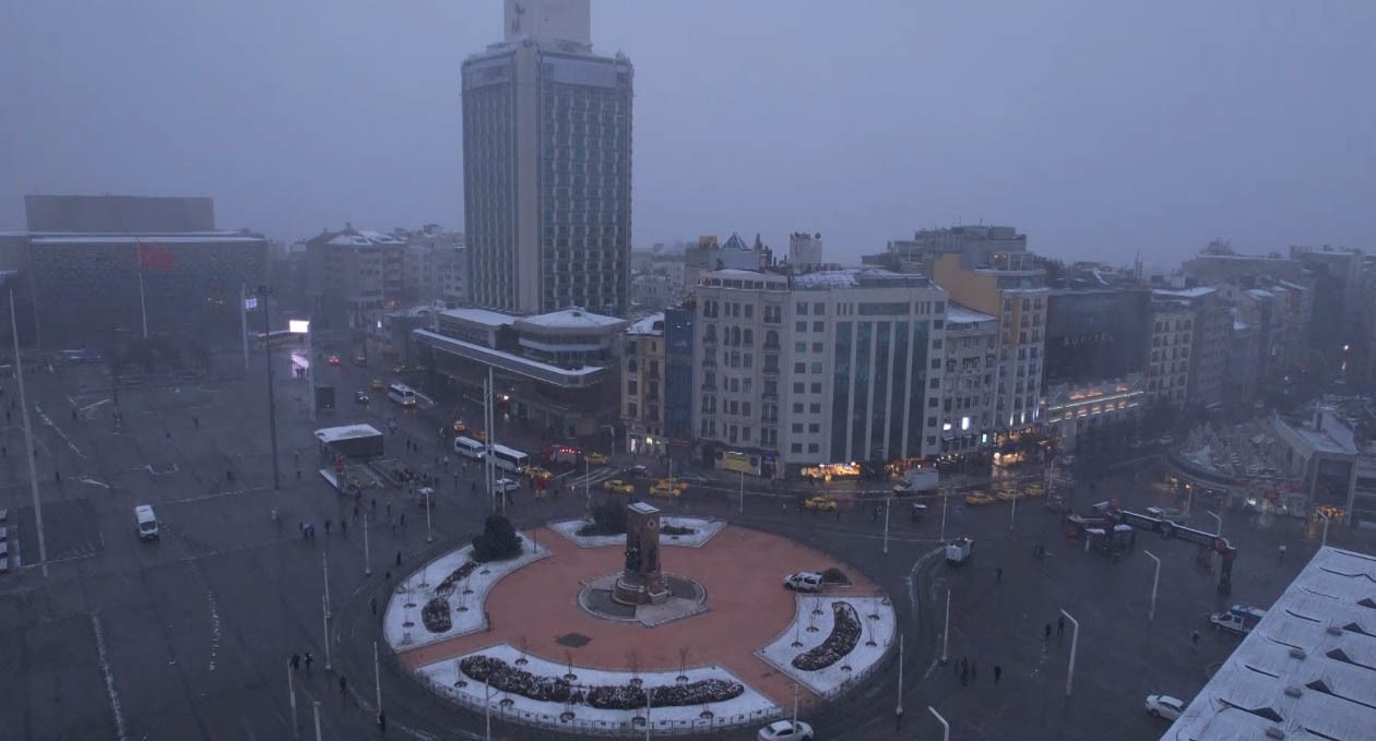 Taksim’de kar yağışı etkili oluyor
