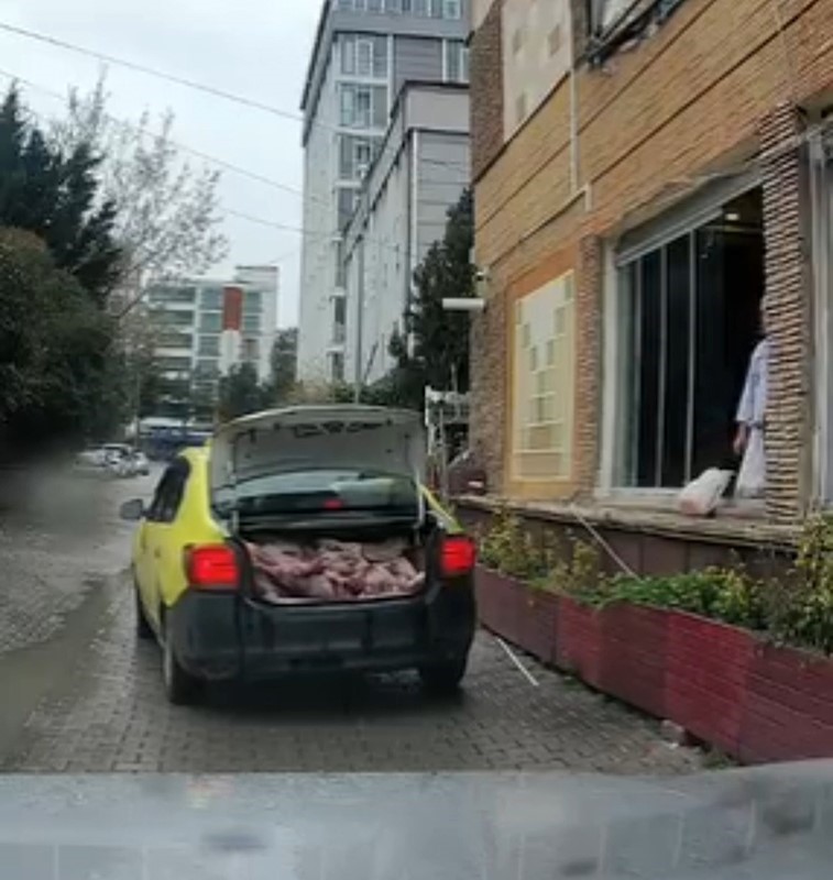 Taksinin bagajında uygunsuz şartlarda et sevkiyatı kameraya yansıdı
