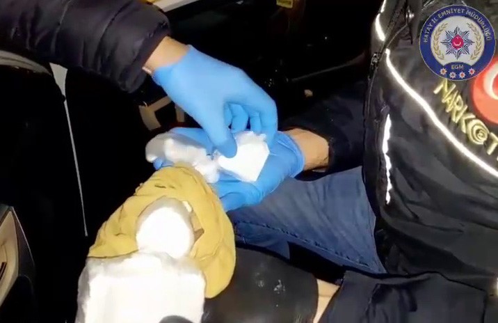 Taksiyle 2 buçuk milyon TL’lik uyuşturucu kaçırırken yakalandılar
