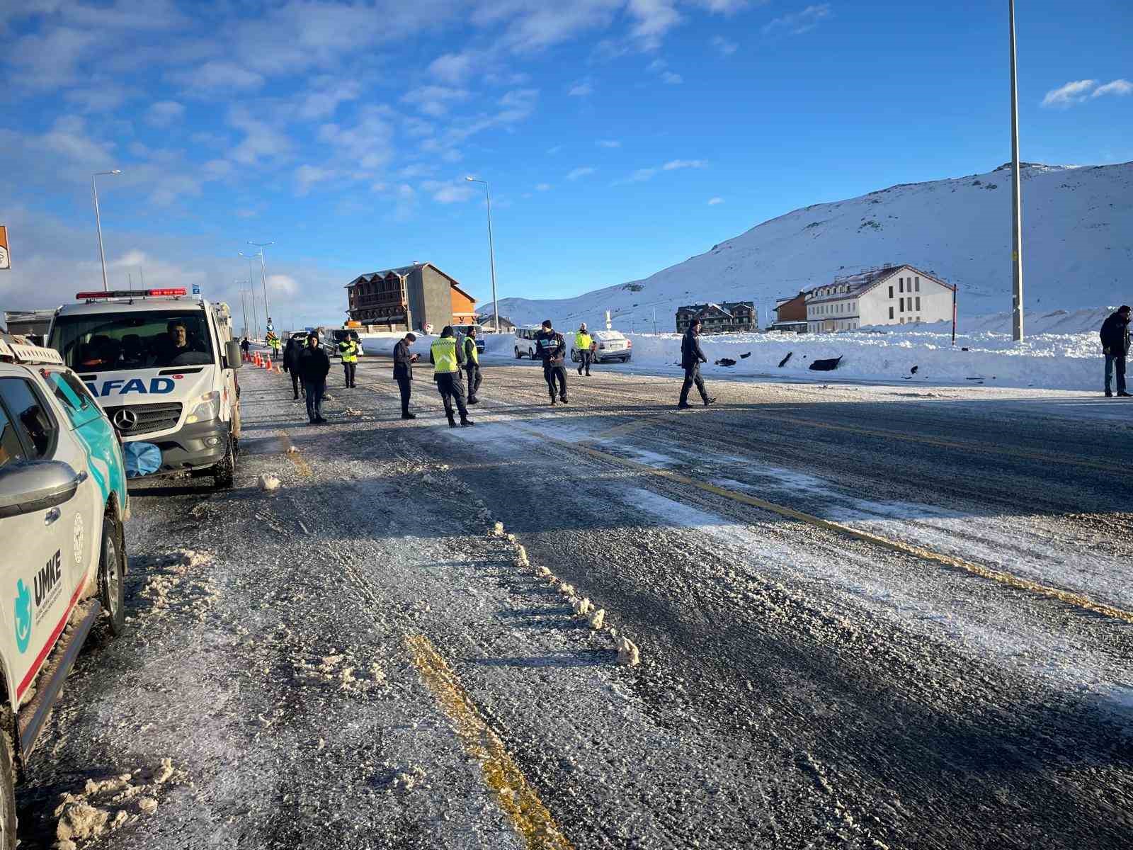 Taksiyle yolcu minibüsü çarpıştı: 16 yaralı
