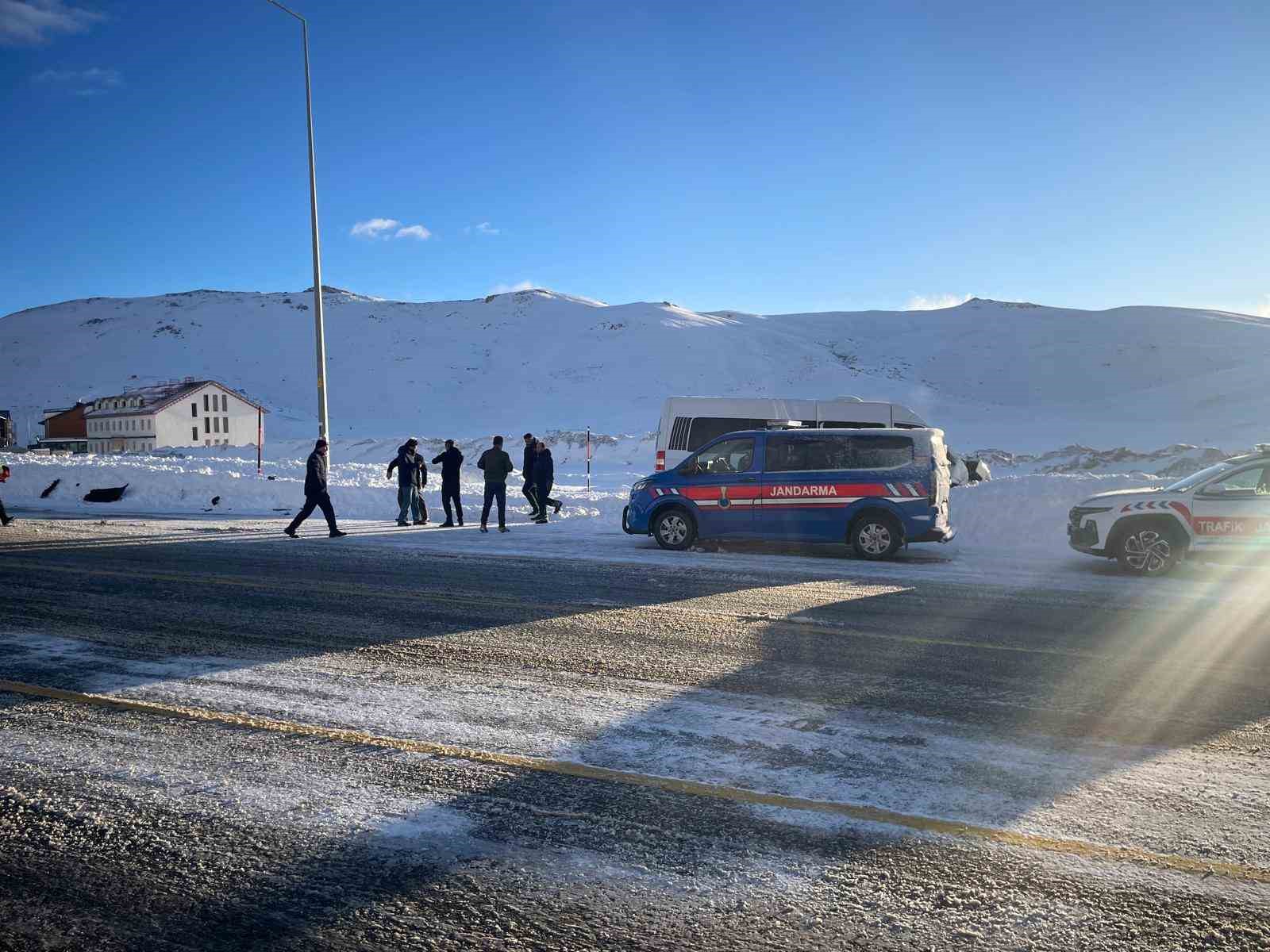 Taksiyle yolcu minibüsü çarpıştı: 16 yaralı
