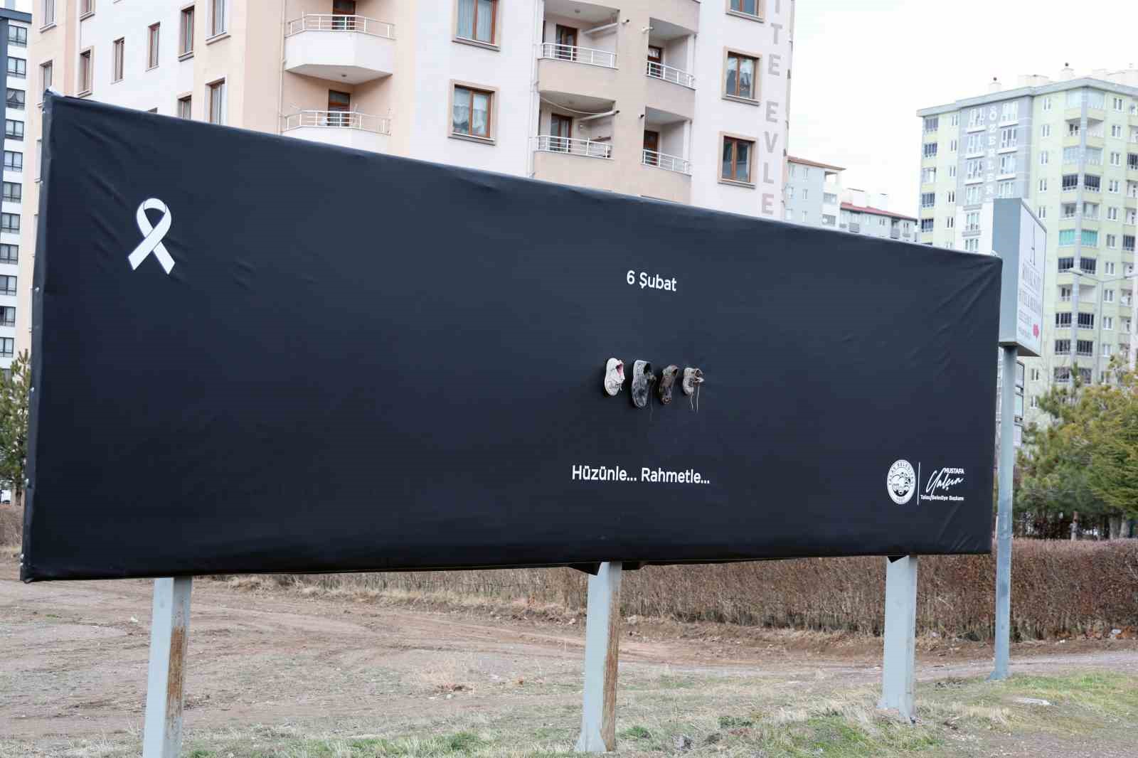 Talas billboardlarında 6 Şubat vefası: "Hüzünle... Rahmetle..."
