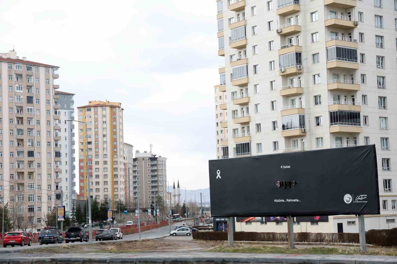 Talas billboardlarında 6 Şubat vefası: "Hüzünle... Rahmetle..."
