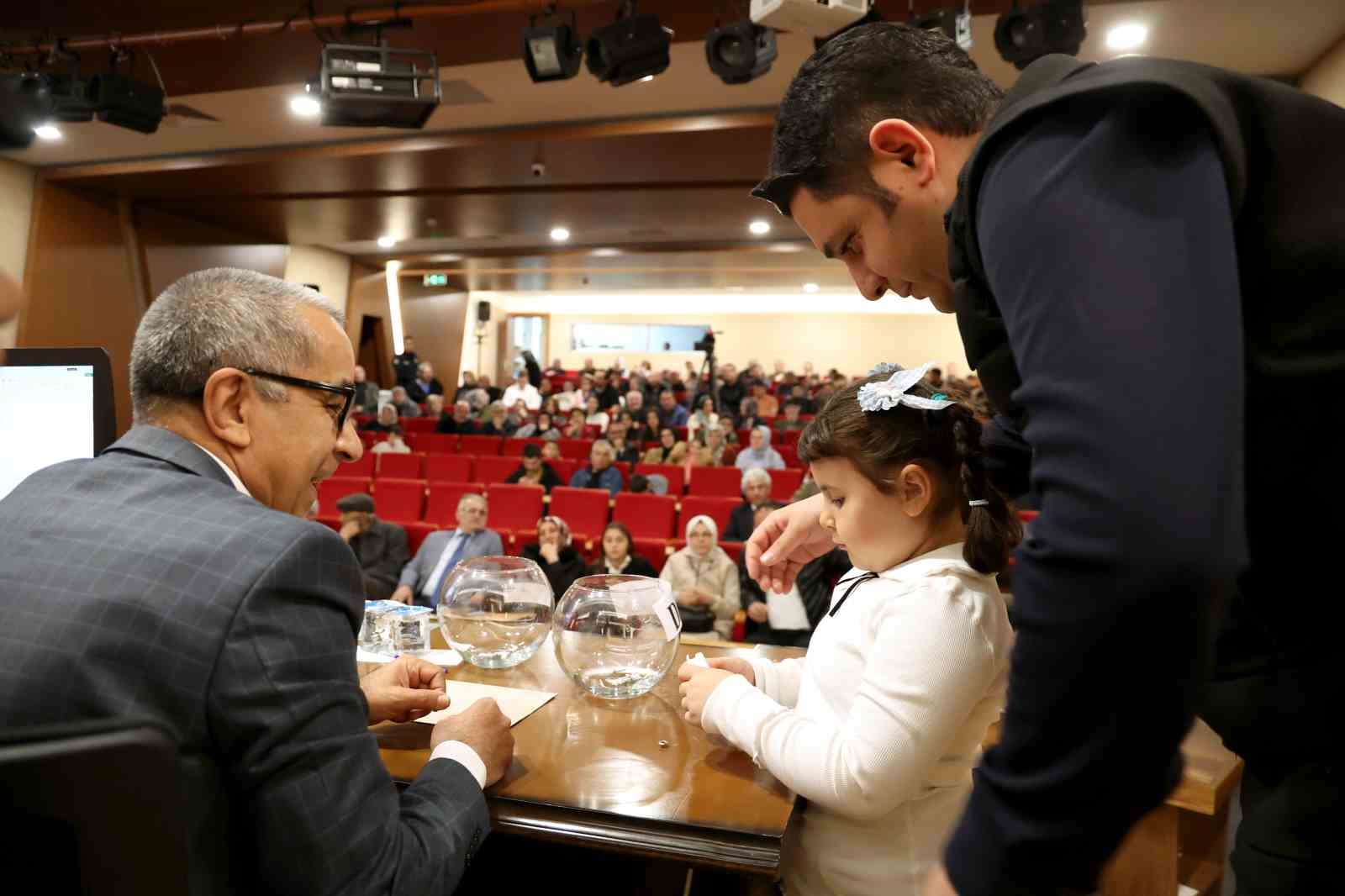 Talas Menekşe Siteleri’nde kura heyecanı
