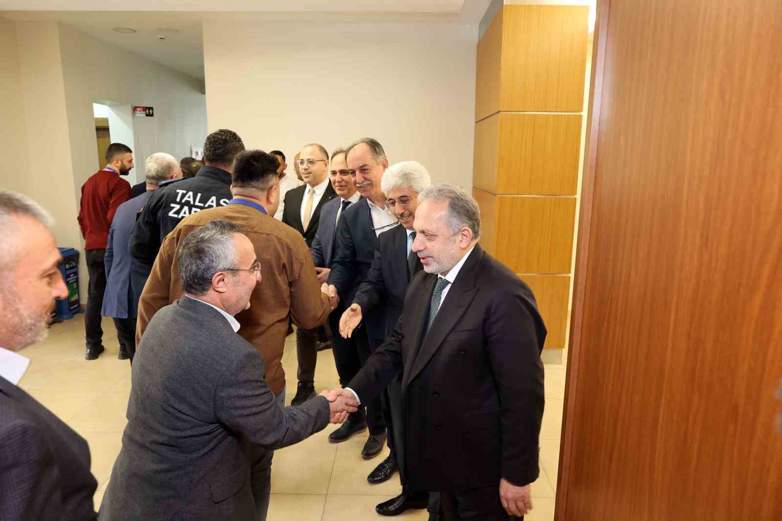 Talas’ta bayram coşkusu: Başkan Yalçın personelle kucaklaştı
