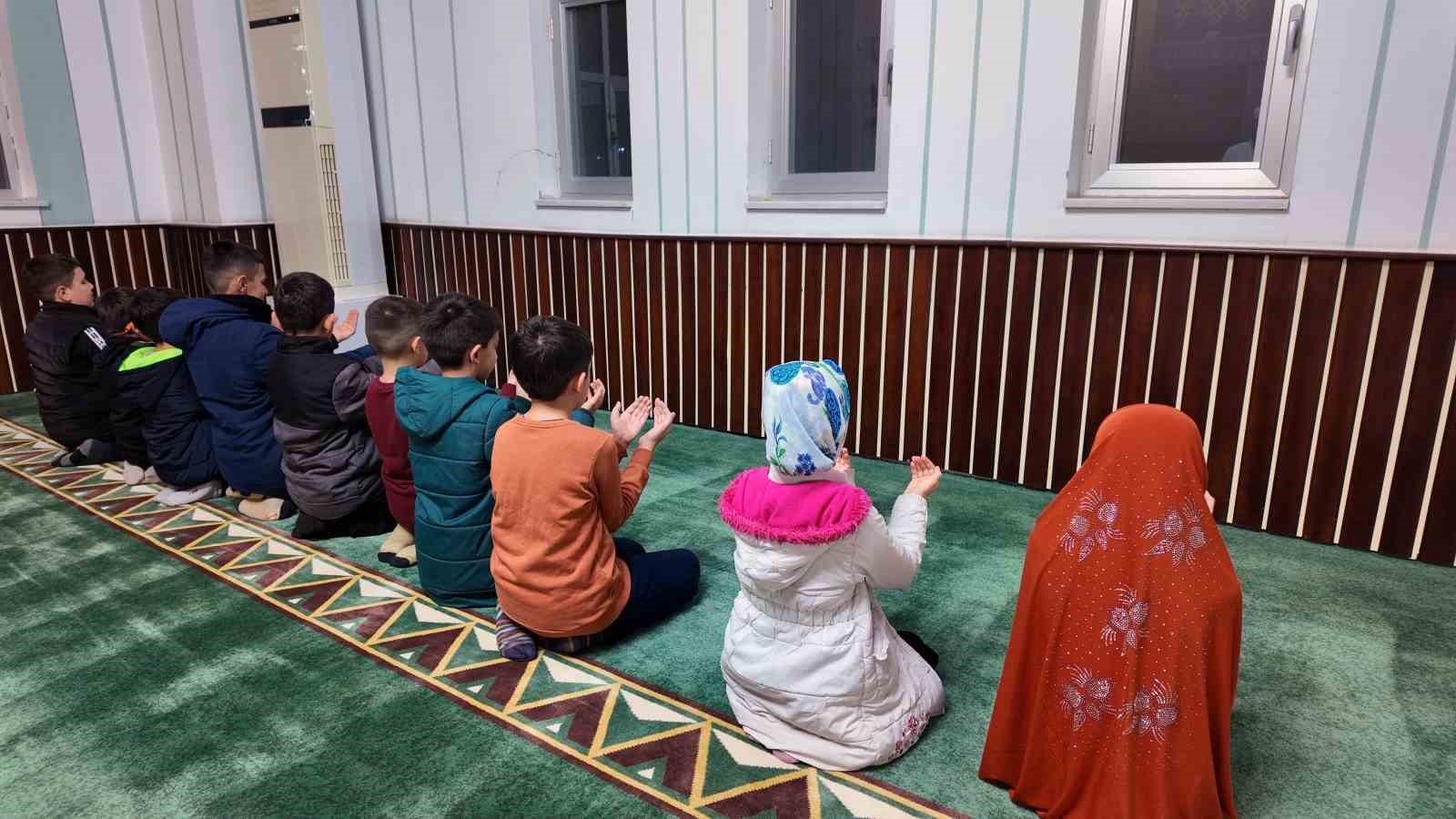 Talas’ta camiler çocukların neşesiyle şenleniyor
