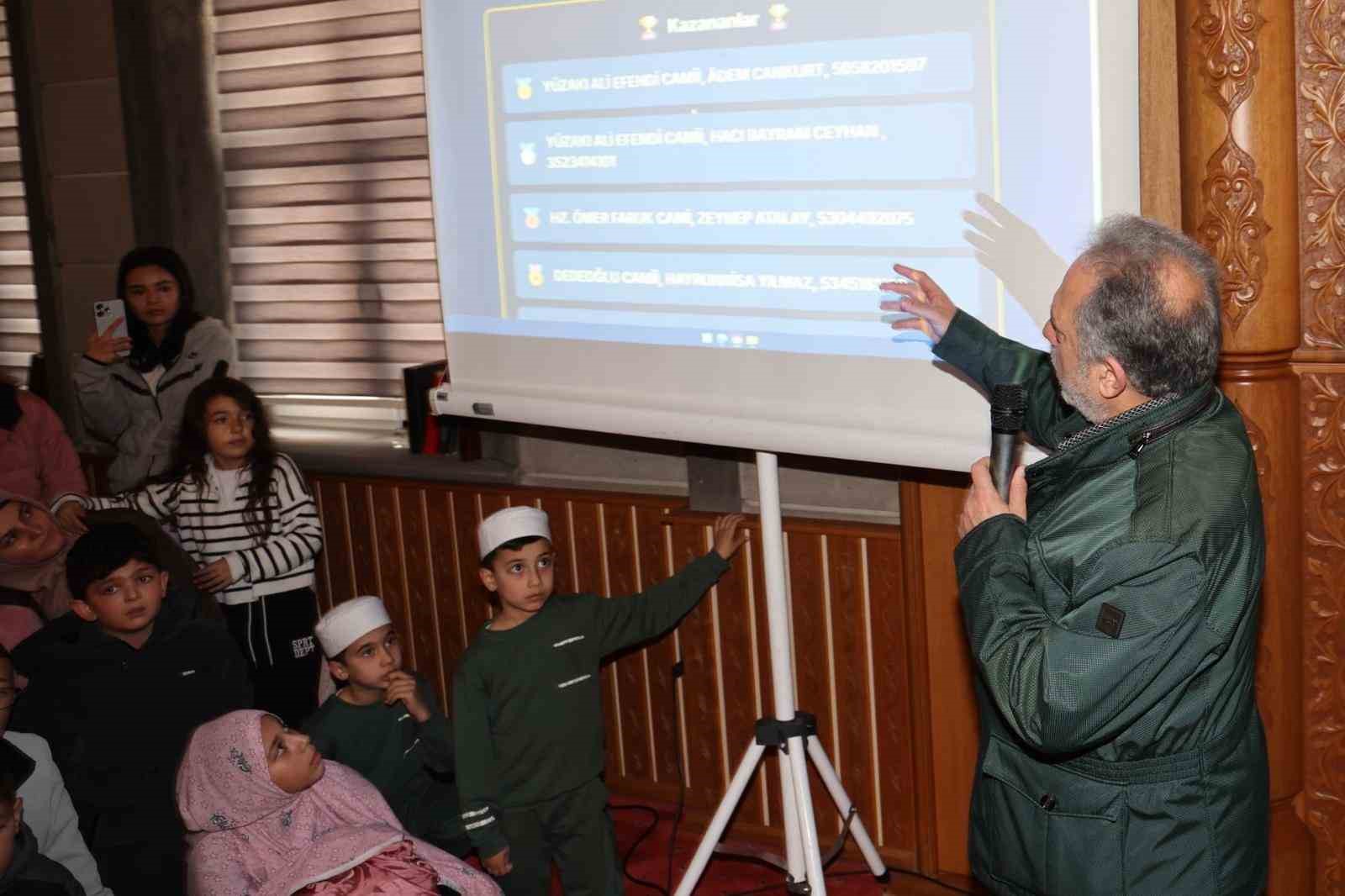 Talas’ta teravihte buluştular, sürprizlerle tanıştılar
Talas’ta teravihte buluştular, sürprizlerle tanıştılar