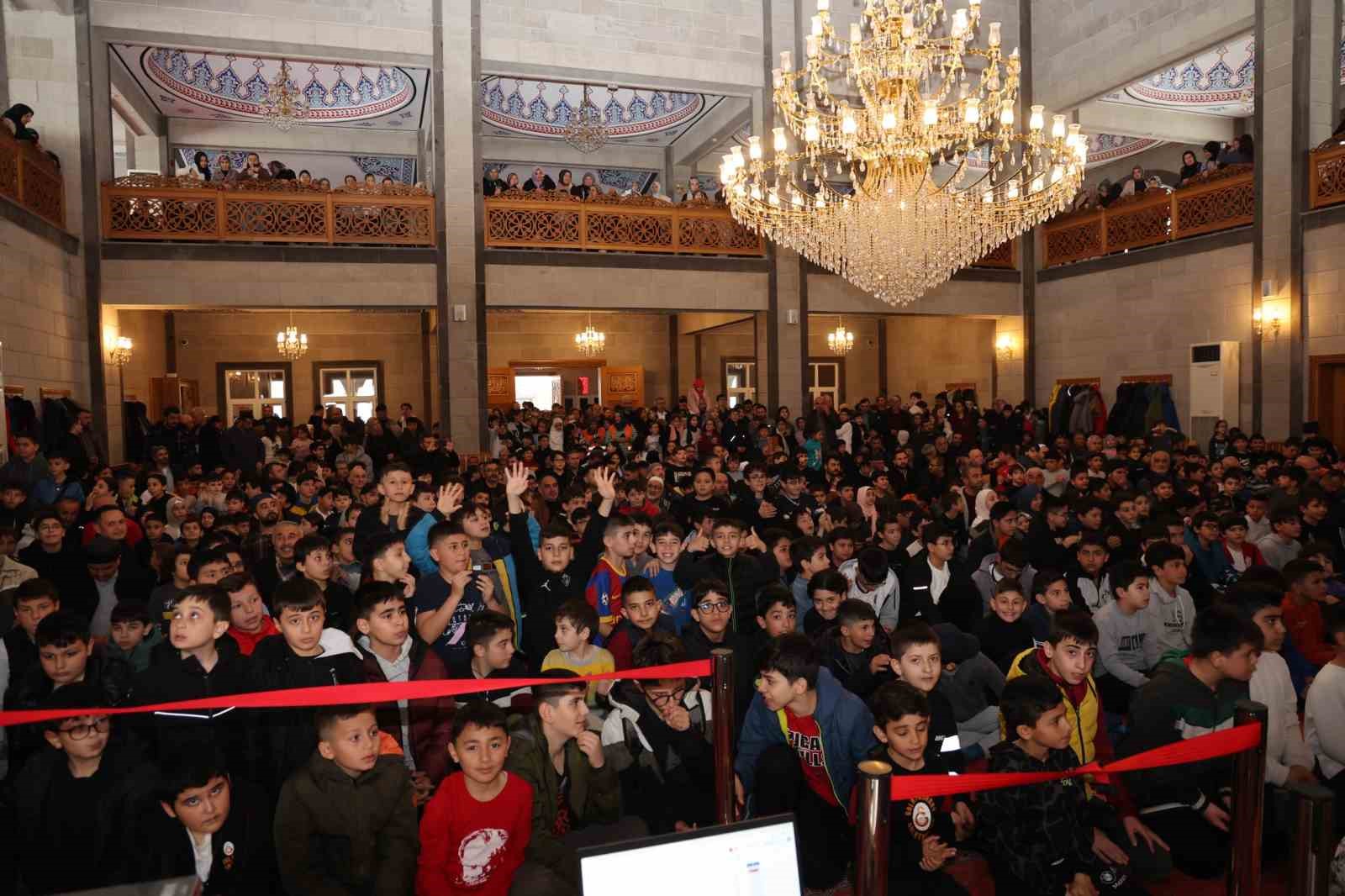 Talas’ta teravihte buluştular, sürprizlerle tanıştılar
Talas’ta teravihte buluştular, sürprizlerle tanıştılar