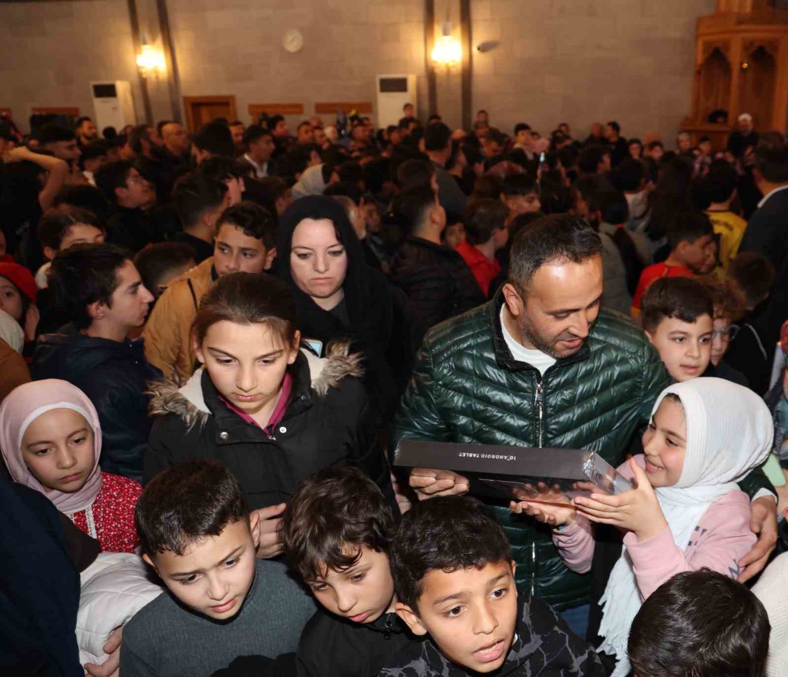 Talas’ta teravihte buluştular, sürprizlerle tanıştılar
Talas’ta teravihte buluştular, sürprizlerle tanıştılar