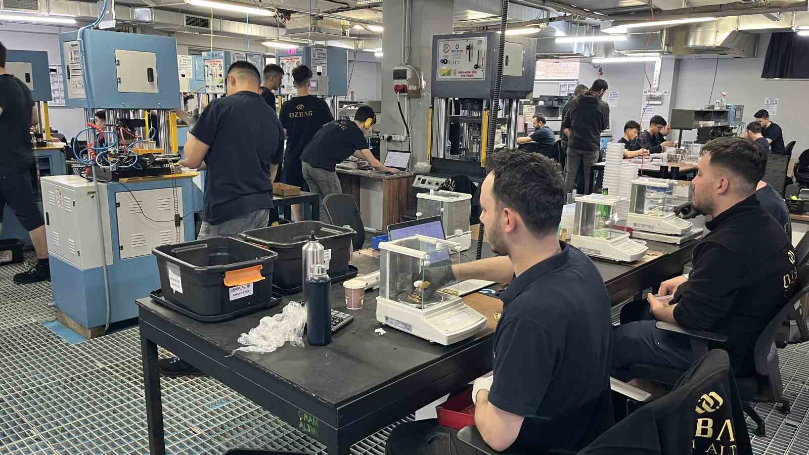 Talebe yetişmek için gece gündüz böyle altın üretiyorlar
