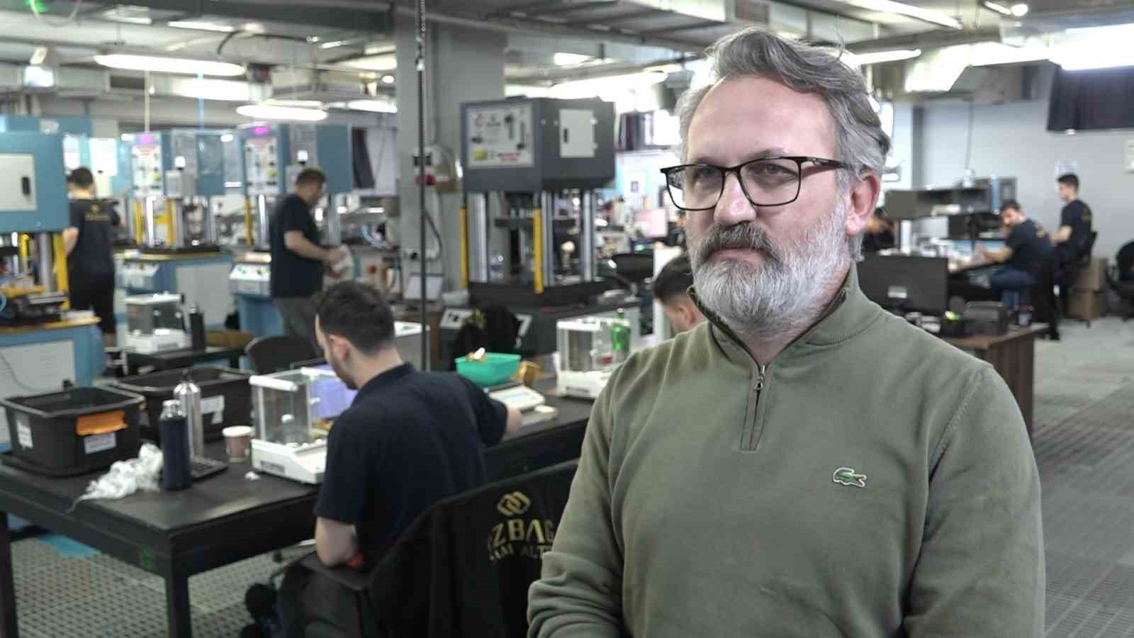 Talebe yetişmek için gece gündüz böyle altın üretiyorlar
