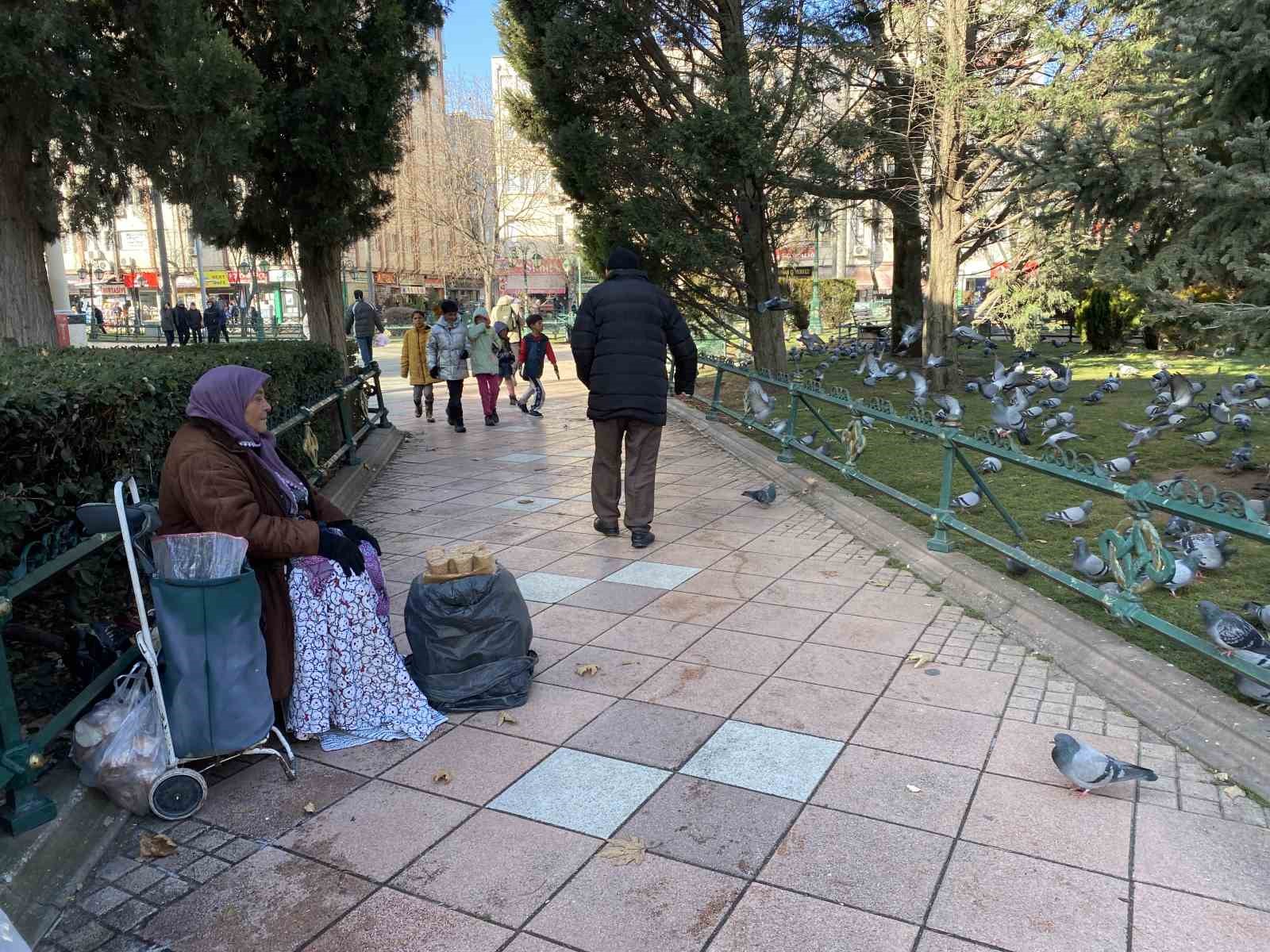 Tam 5 hastalıkla ve 74 yaşında, 9 saat kuş yemi satıp cezaevindeki yakınlarını geçindiriyor
Tam 5 hastalıkla ve 74 yaşında, 9 saat kuş yemi satıp cezaevindeki yakınlarını geçindiriyor