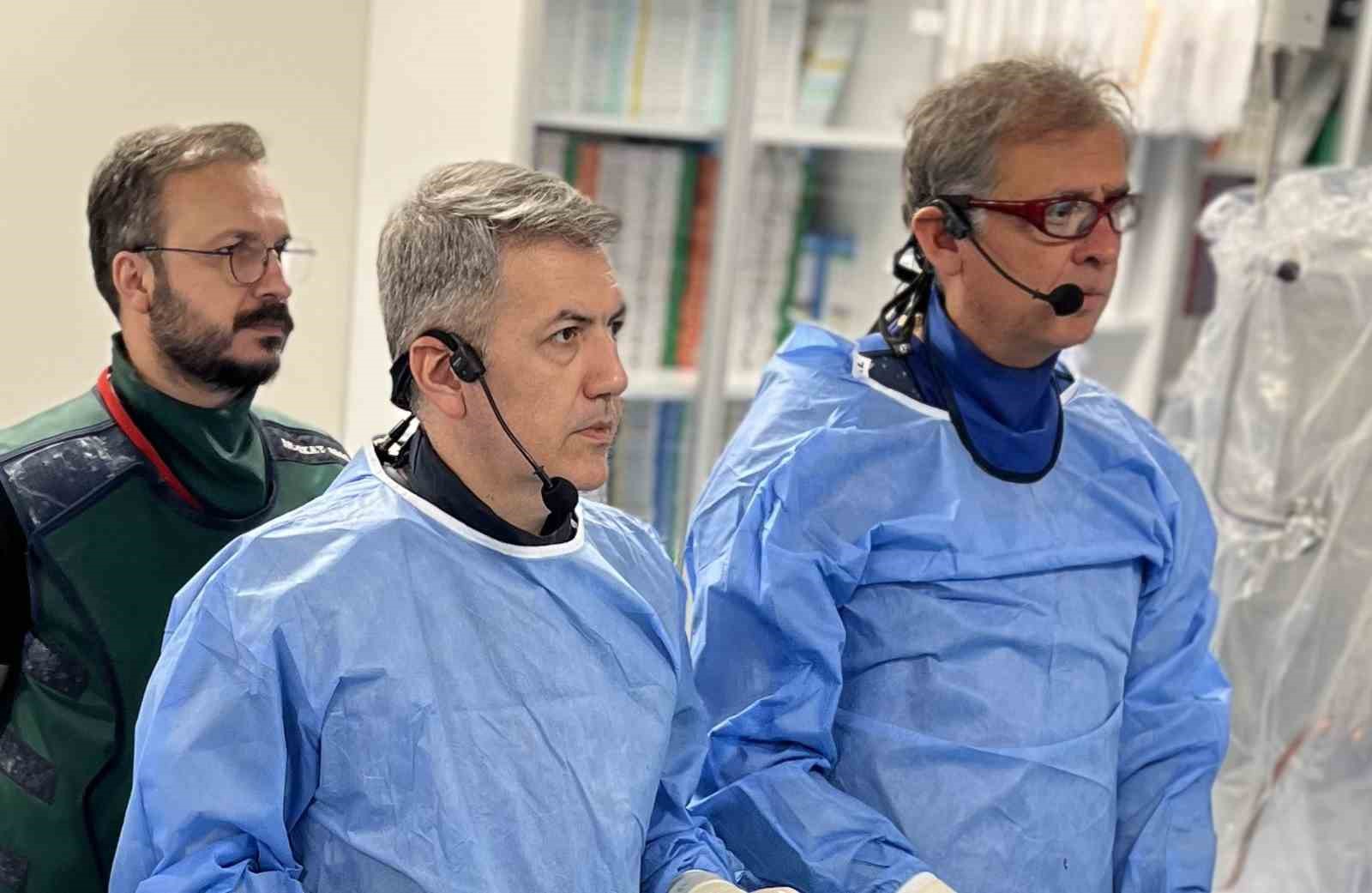 Tam tıkalı damarlar için yeni teknolojiler canlı vakalarla anlatıldı
