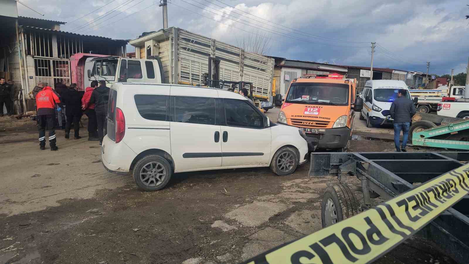 Tamir ettikleri kamyonun kasası üzerlerine düştü: 2 ölü, 1 yaralı
