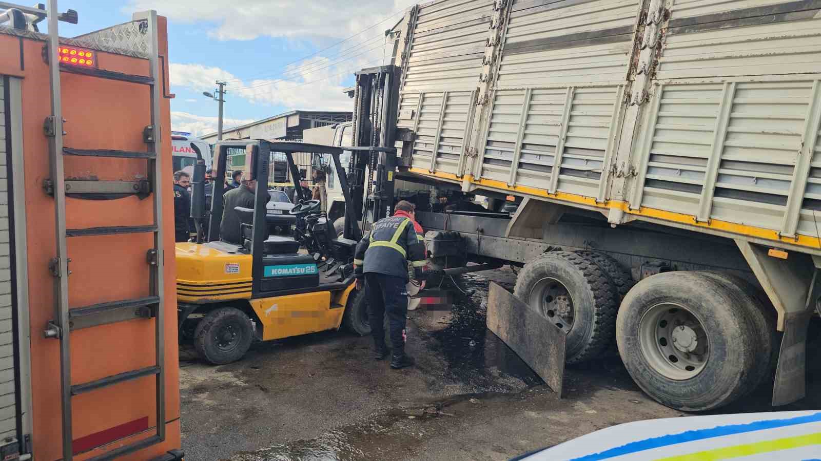 Tamir ettikleri kamyonun kasası üzerlerine düştü: 2 ölü, 1 yaralı
