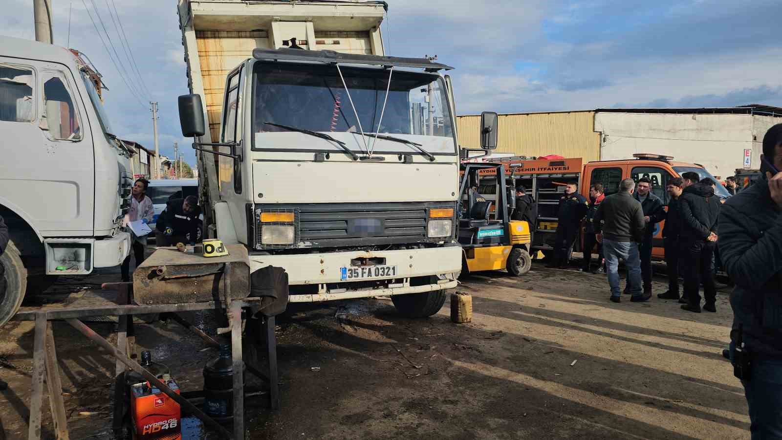 Tamir ettikleri kamyonun kasası üzerlerine düştü: 2 ölü, 1 yaralı
