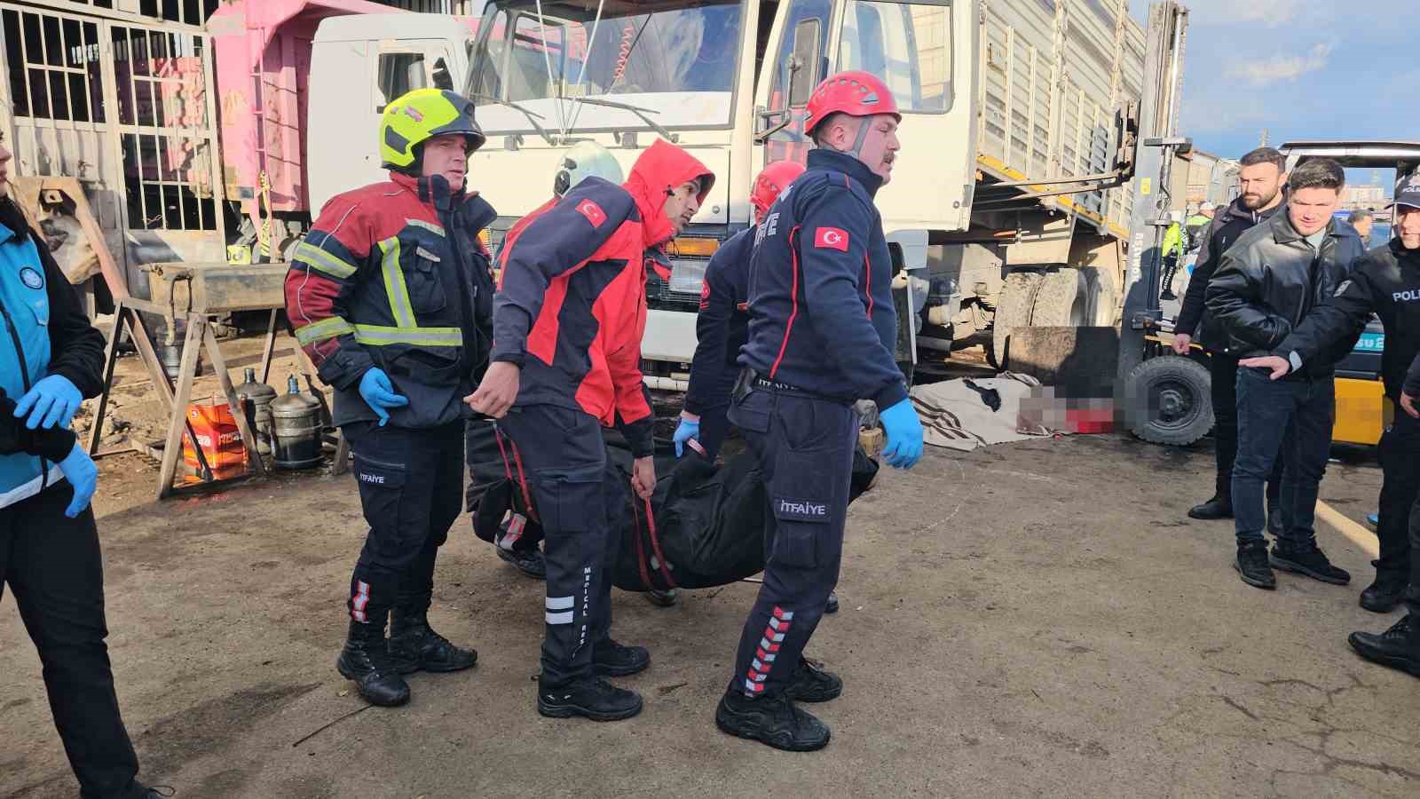Tamir ettikleri kamyonun kasası üzerlerine düştü: 2 ölü, 1 yaralı
