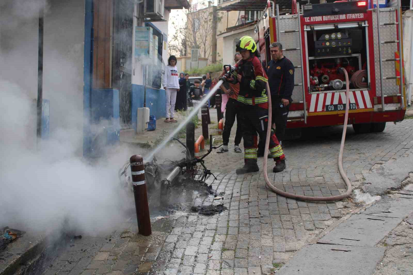 Tamir sırasında yanan elektrikli motosiklet küle döndü
