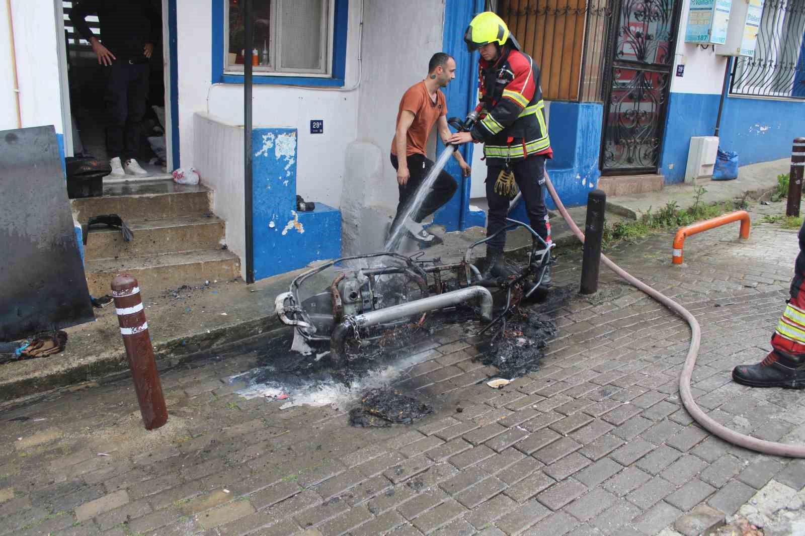 Tamir sırasında yanan elektrikli motosiklet küle döndü
