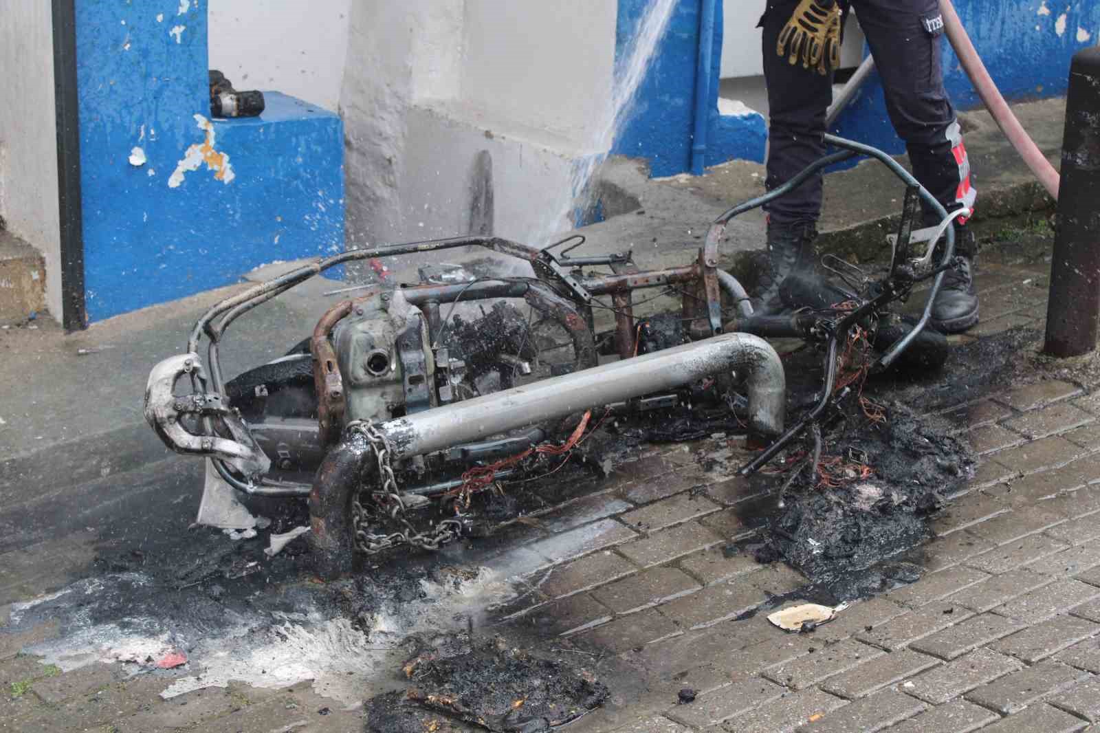 Tamir sırasında yanan elektrikli motosiklet küle döndü
