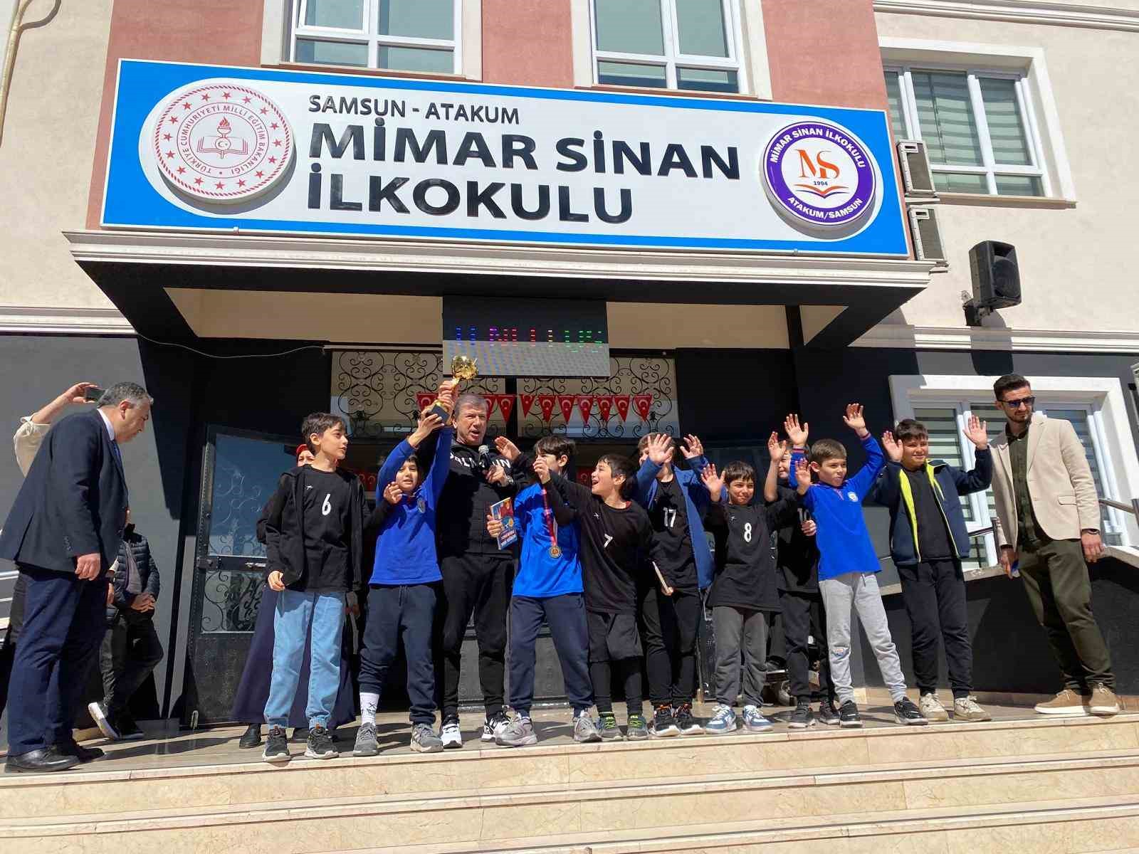 Tanju Çolak öğrencilerle buluştu: "Disiplin ve mücadele başarıyı getirir"
