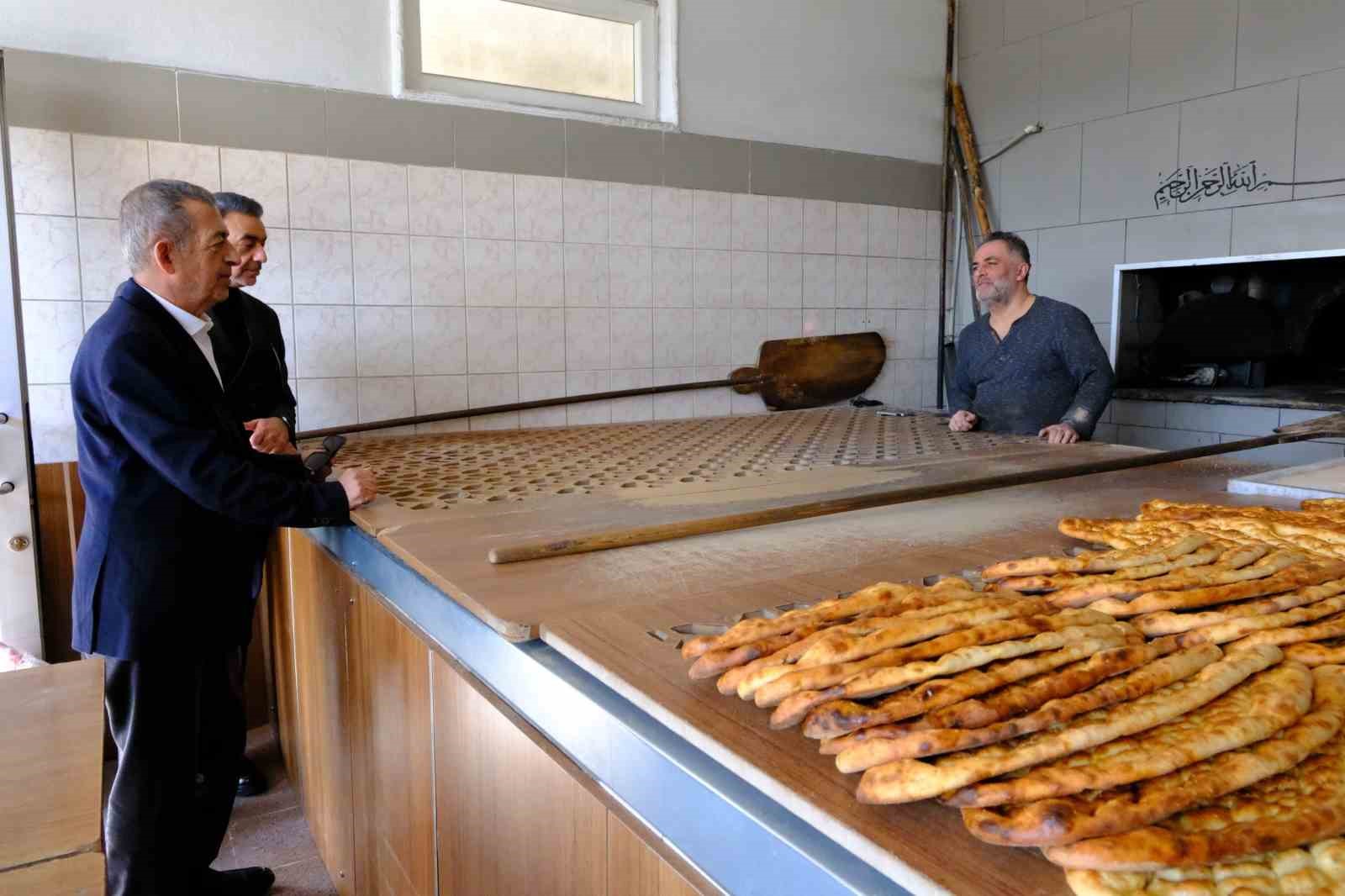 Tanoğlu, İliç’te esnafı ziyaret etti, iftarda buluştu
