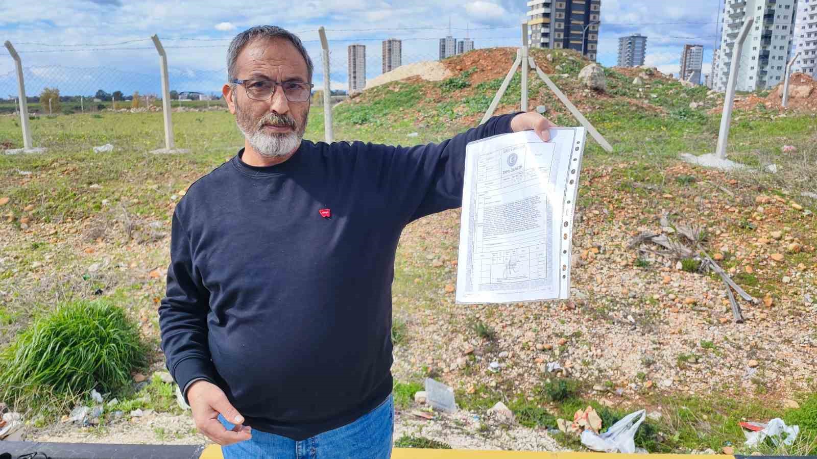 Tapulu arazilerine yol yapılan vatandaşlar, yolu kapatınca bir kişi silah gösterip geçti
